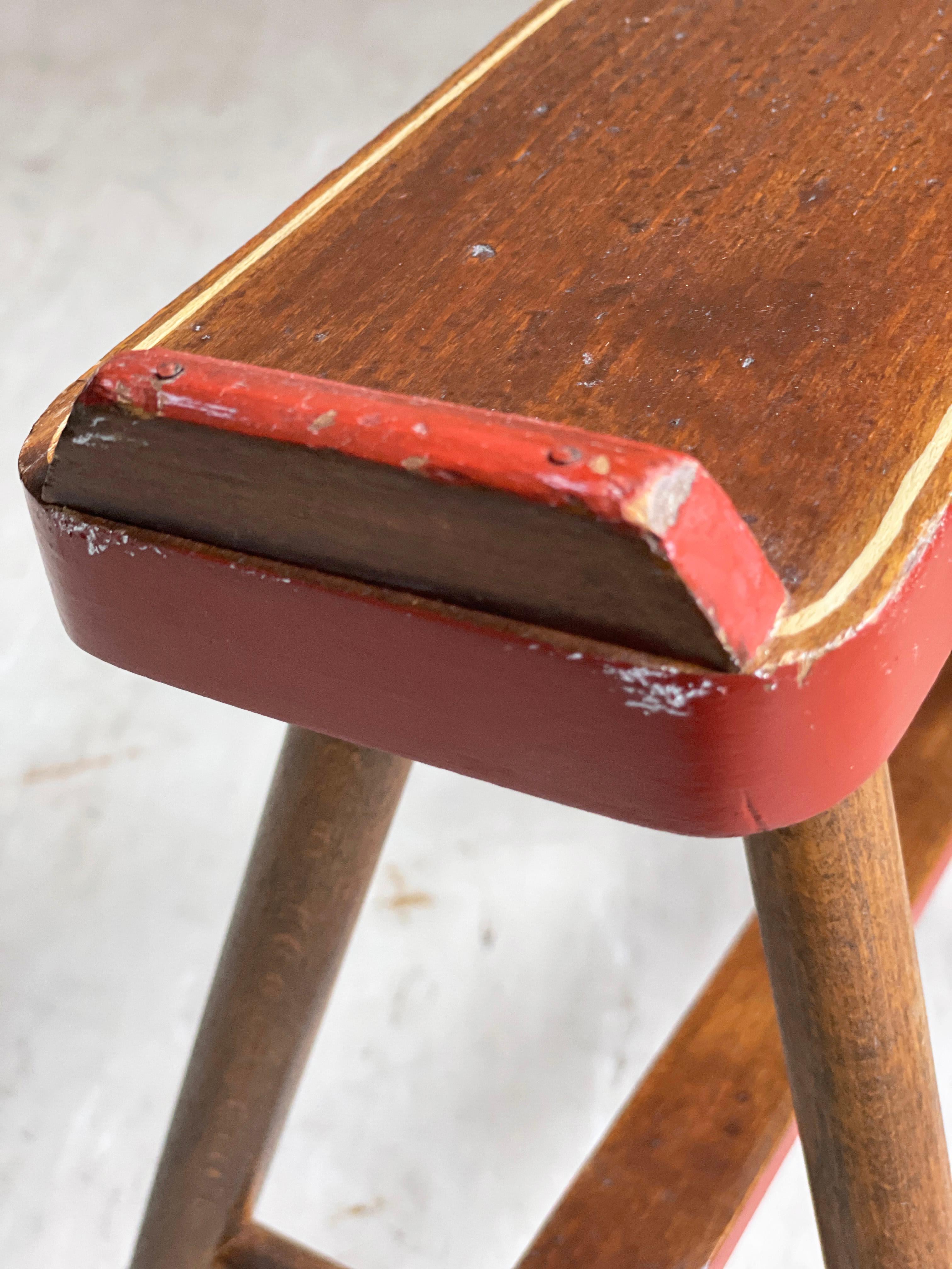Tabouret de cireur en bois du milieu du siècle en vente 4