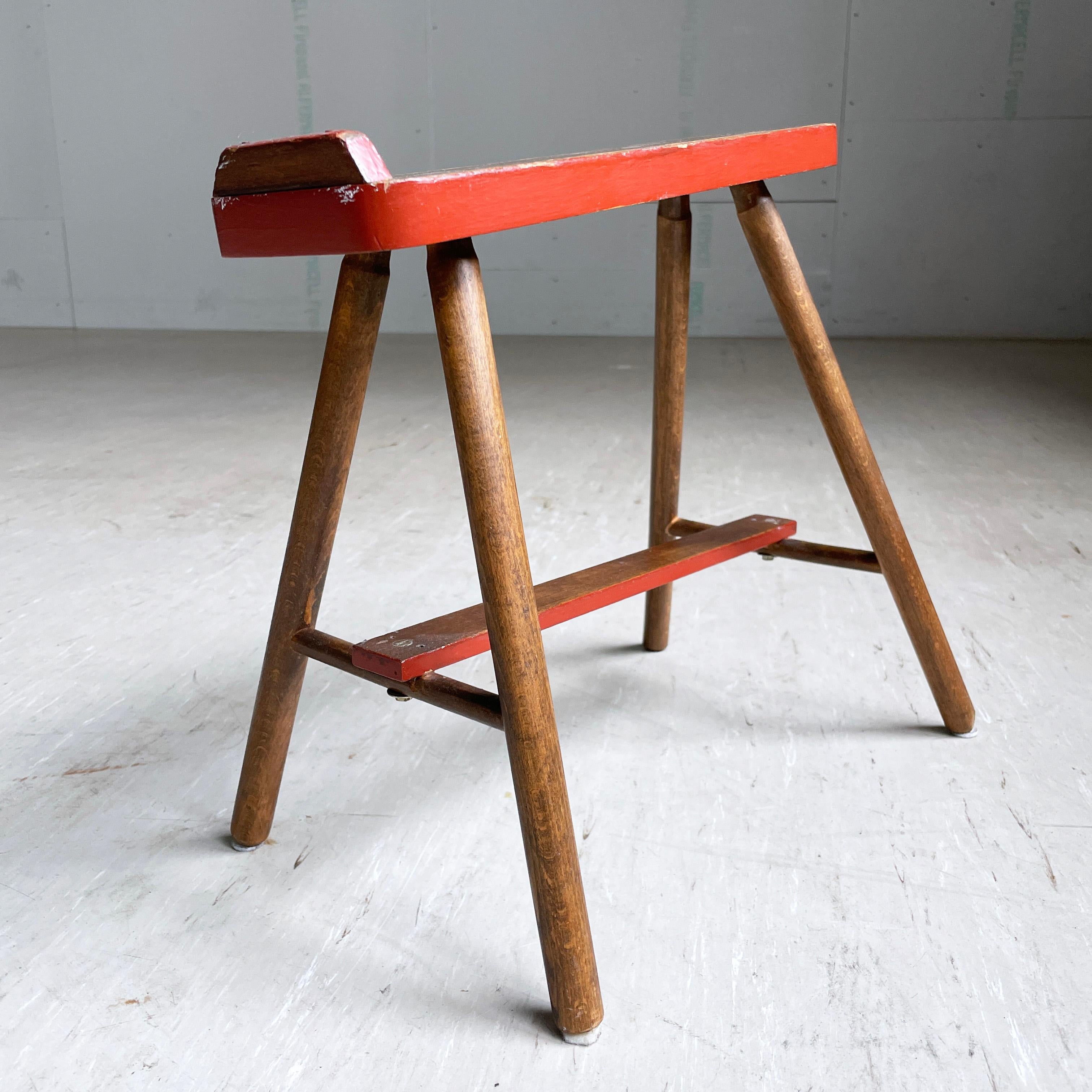 Tabouret de cireur en bois du milieu du siècle en vente 6
