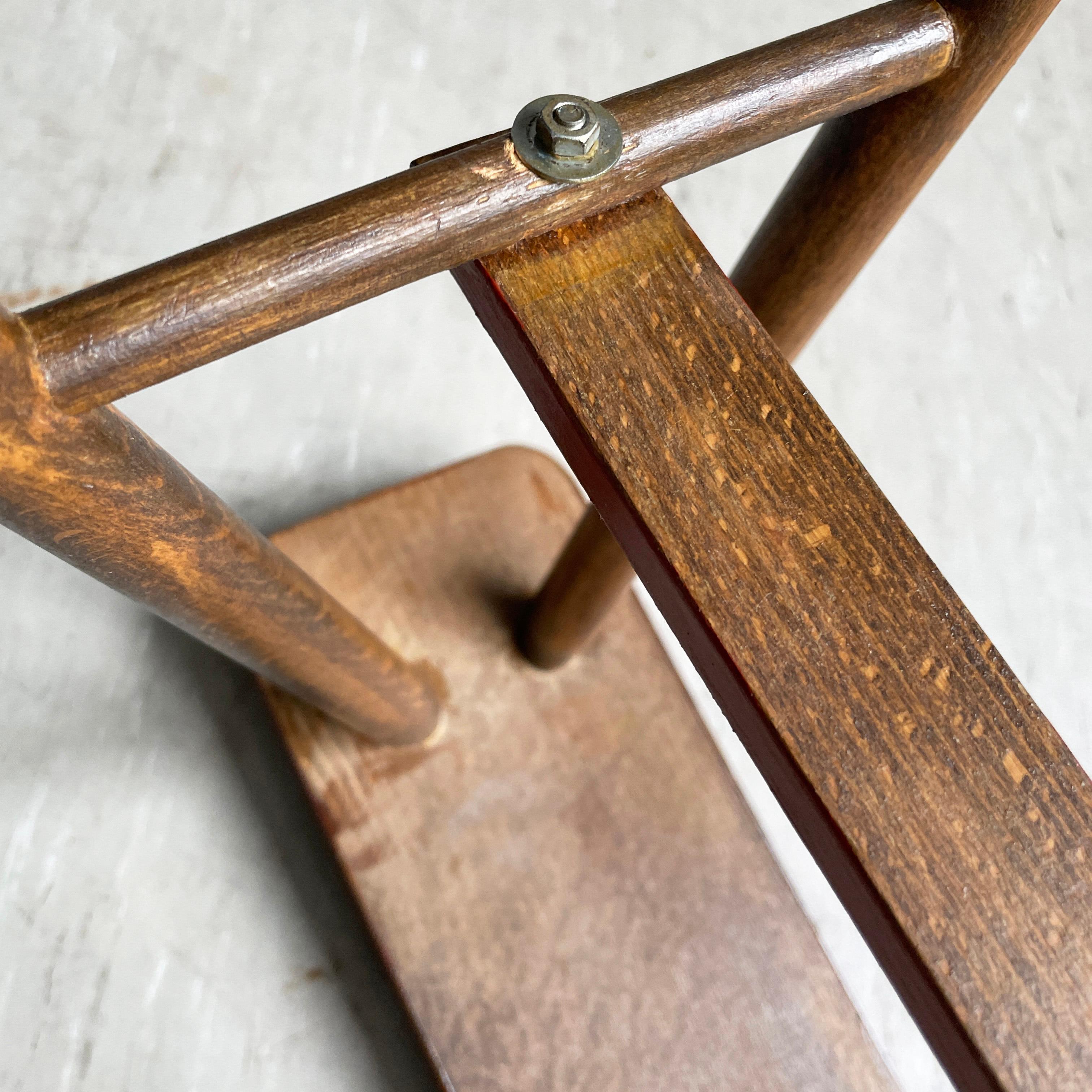 Tabouret de cireur en bois du milieu du siècle en vente 9