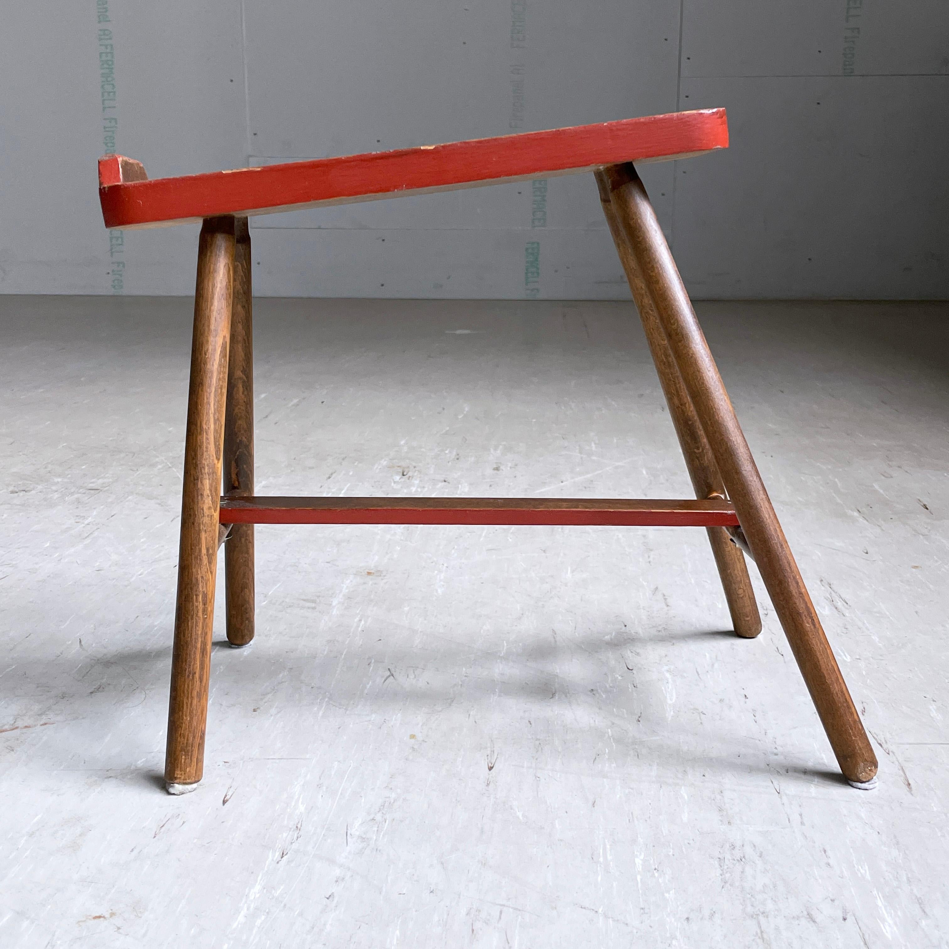 Tabouret de cireur en bois du milieu du siècle. 
Bel objet décoratif. Également utile pour aider à mettre les chaussures ou à faire les lacets pour les personnes moins mobiles.

Dimensions : Hauteur : 35cm Longueur : 40cm Largeur : 24cm
En très bon