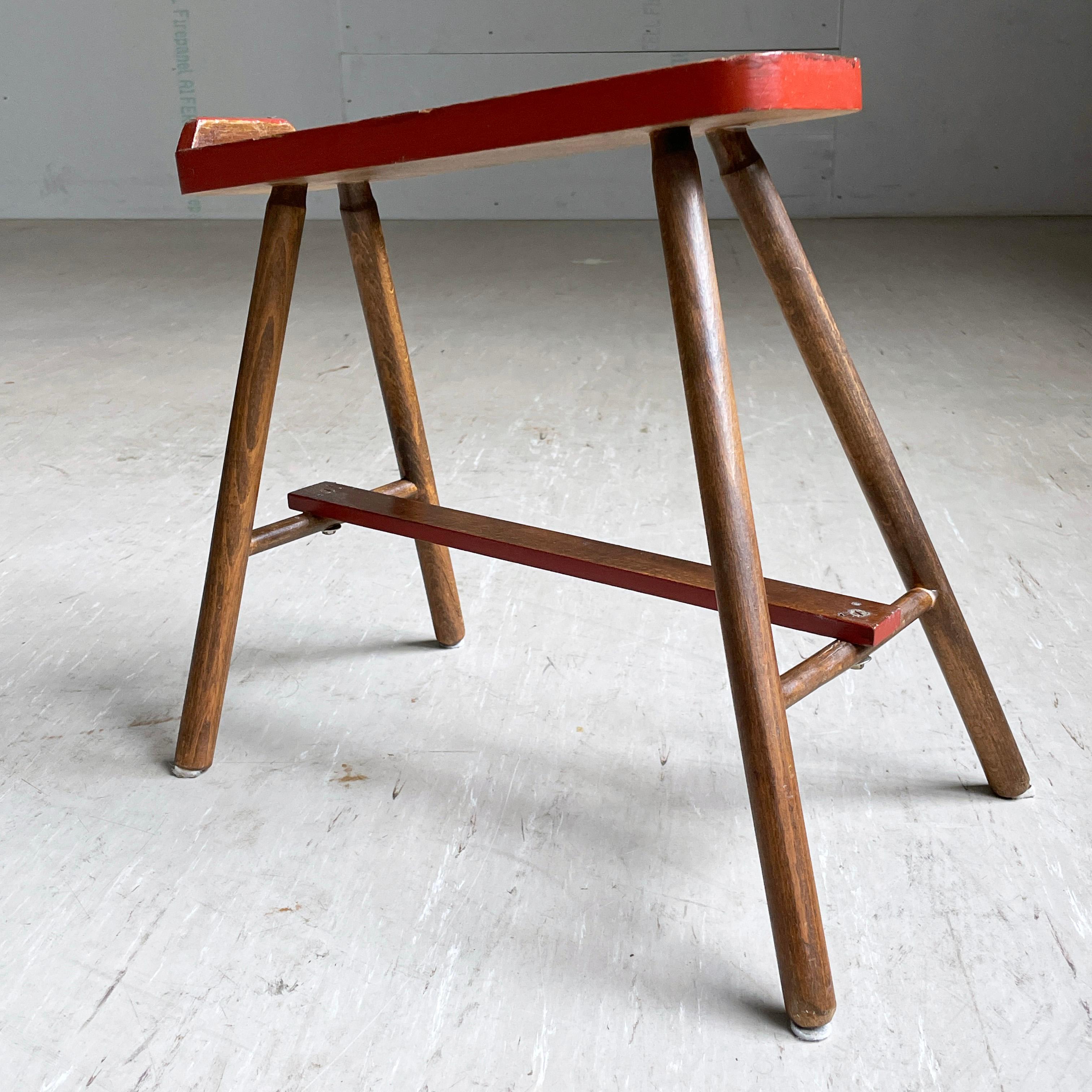 Mid-Century Modern Tabouret de cireur en bois du milieu du siècle en vente