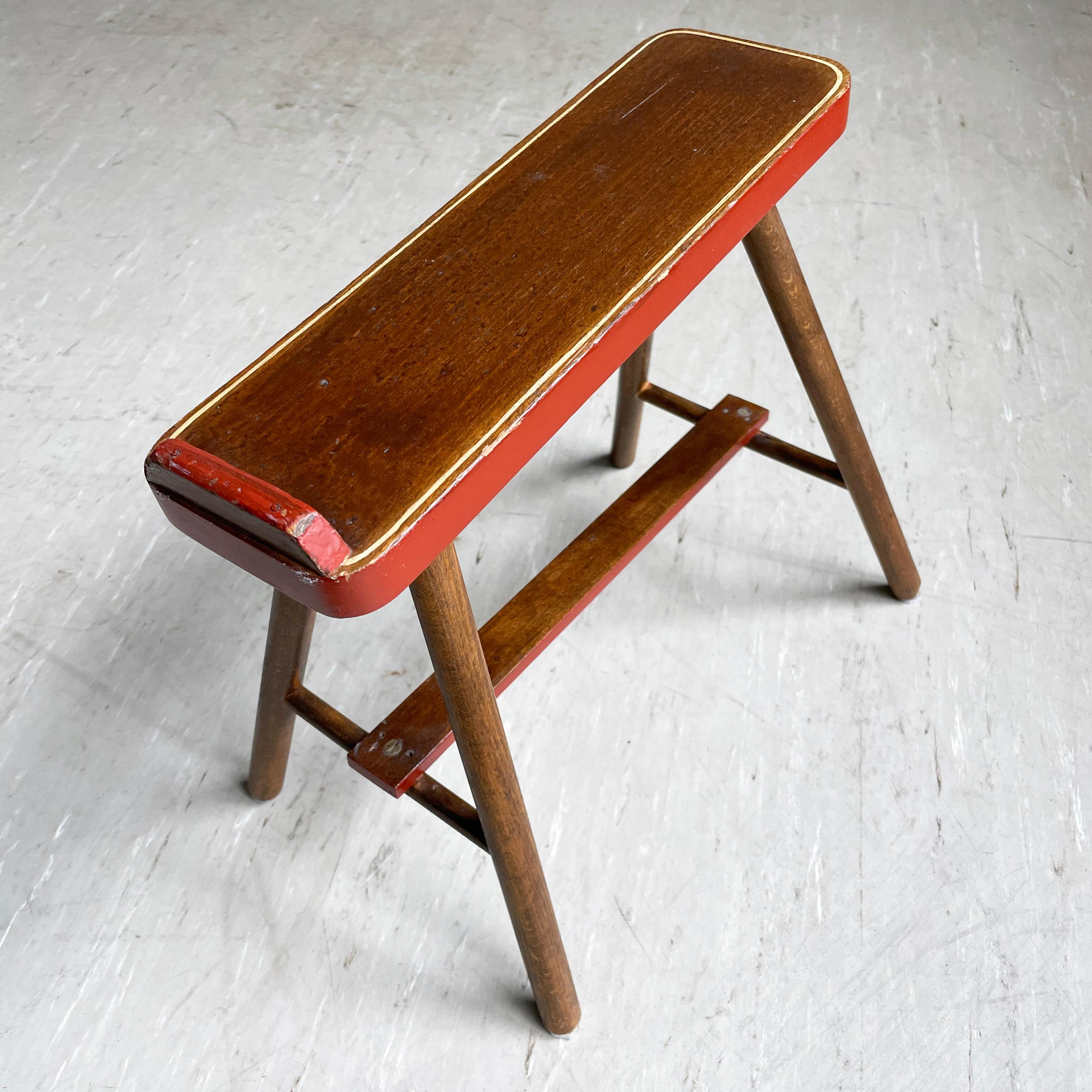 Suisse Tabouret de cireur en bois du milieu du siècle en vente