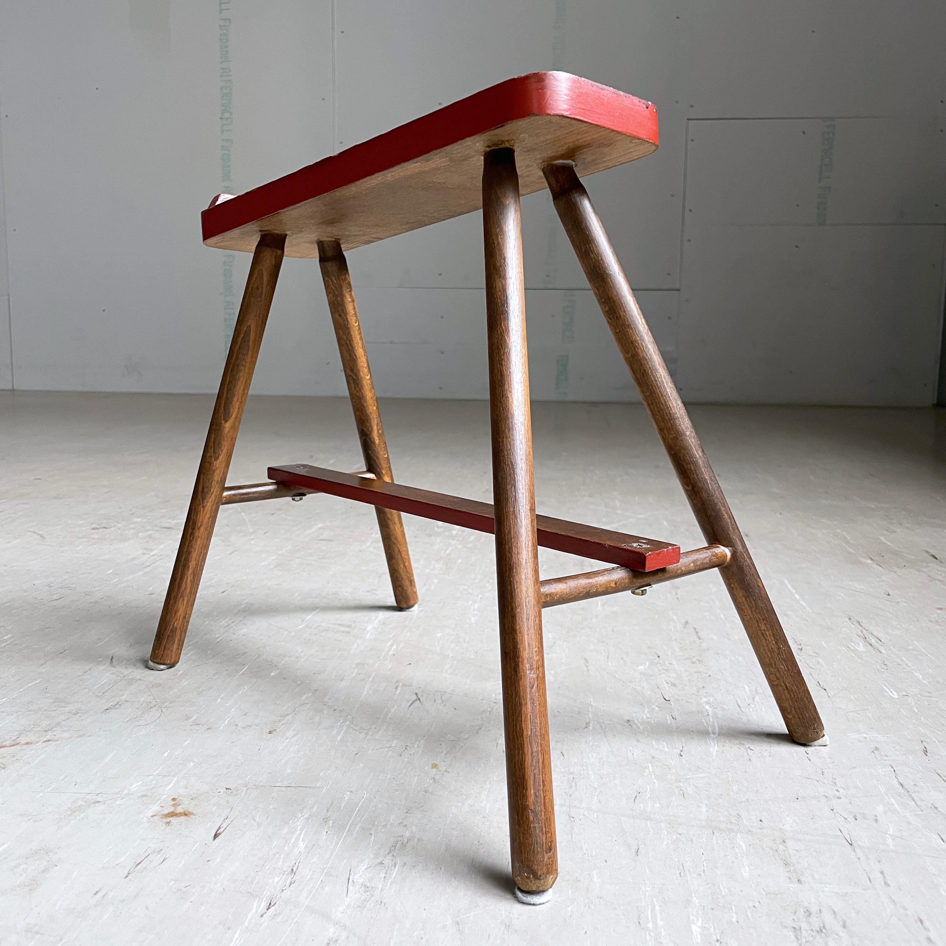 Tabouret de cireur en bois du milieu du siècle Bon état - En vente à Bern, CH