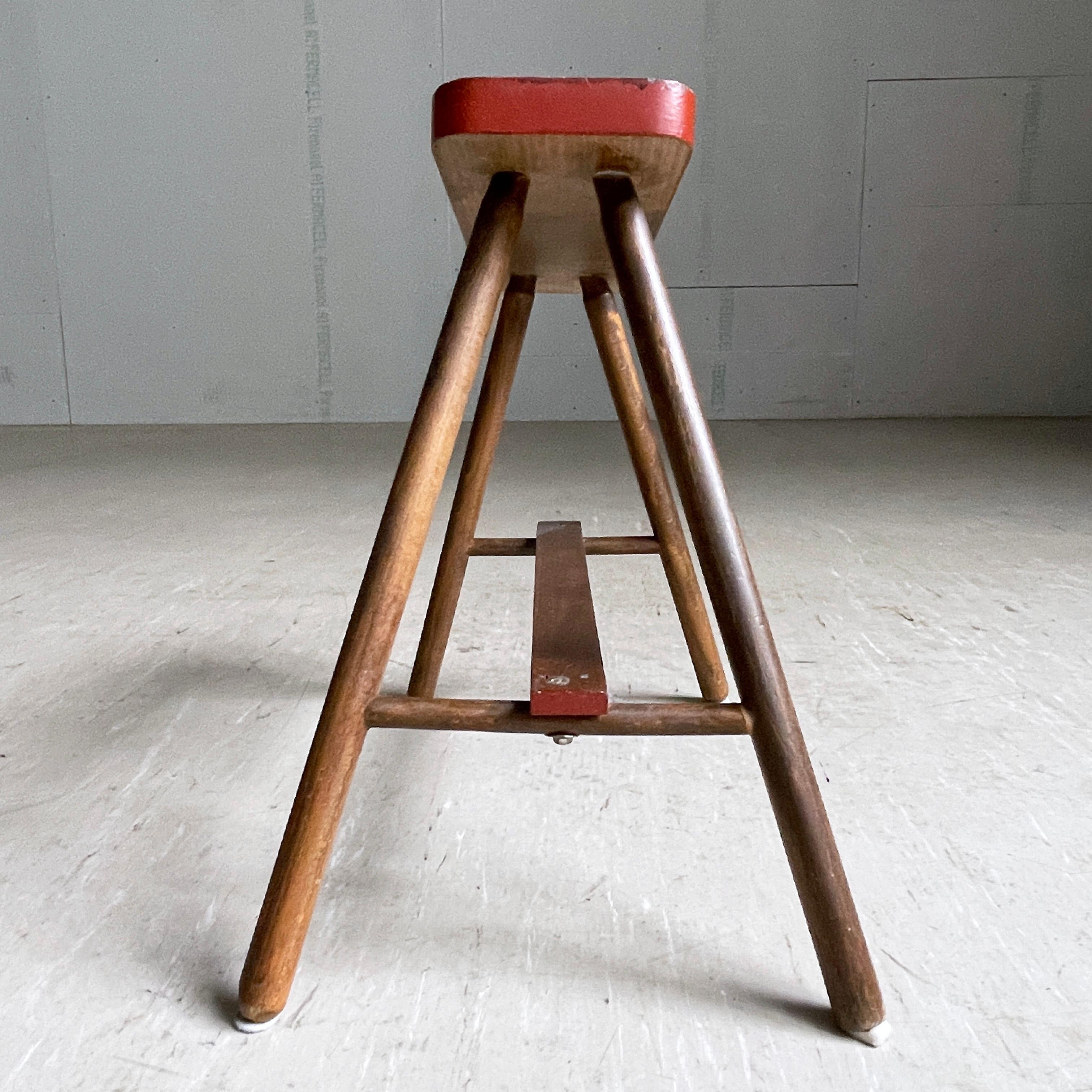 20ième siècle Tabouret de cireur en bois du milieu du siècle en vente