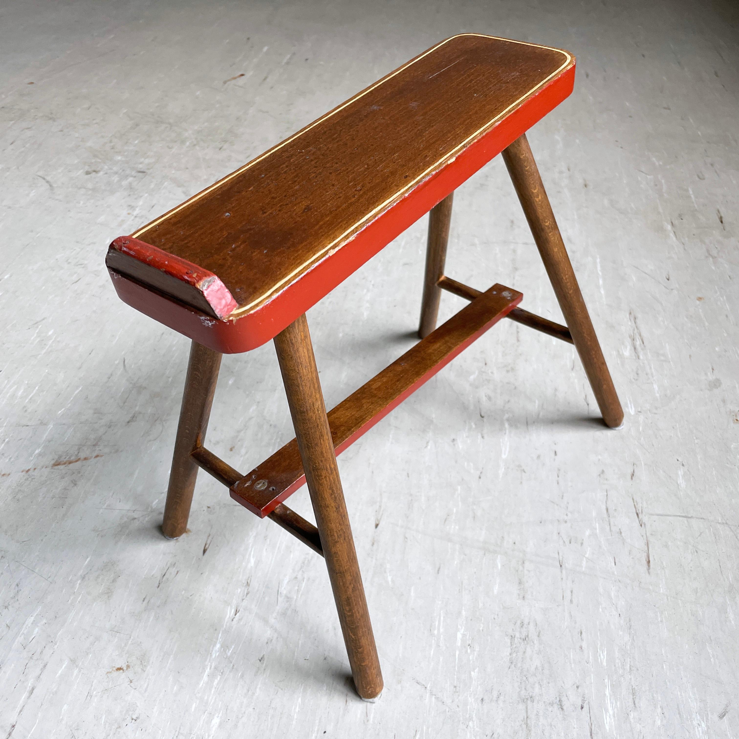 Tabouret de cireur en bois du milieu du siècle en vente 2