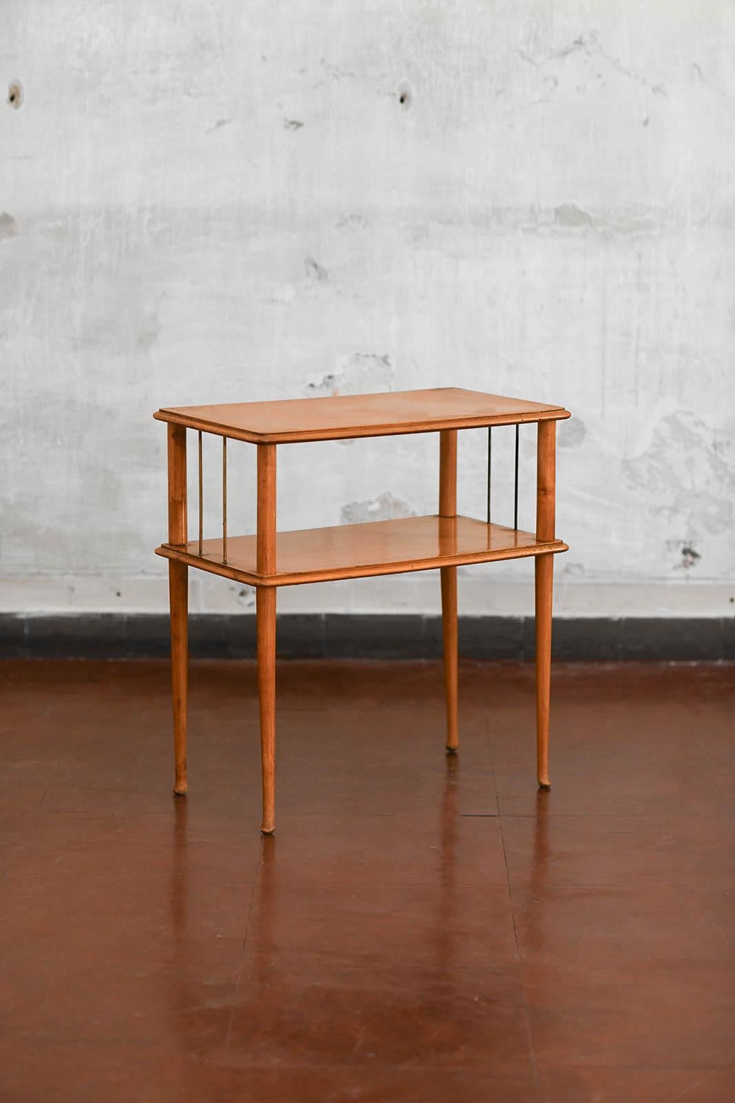 Table d'appoint en bois du milieu du siècle avec double étagère, pieds fins et détails en laiton.
Détails du produit
Dimensions 60 L x 64 H × 35 D cm
