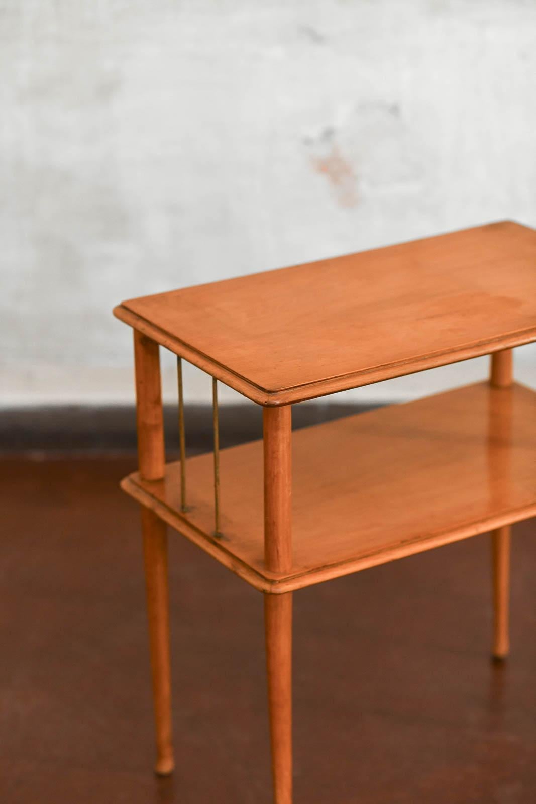 Table d'appoint du milieu du siècle dernier avec détails en laiton et double étagère Bon état - En vente à Roma, RM