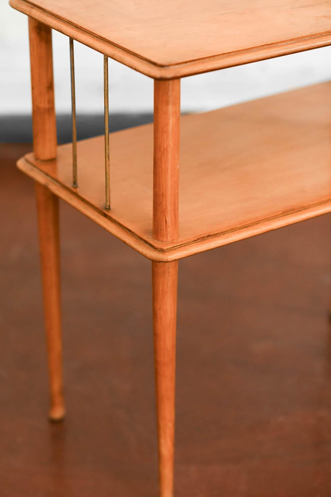 20ième siècle Table d'appoint du milieu du siècle dernier avec détails en laiton et double étagère en vente