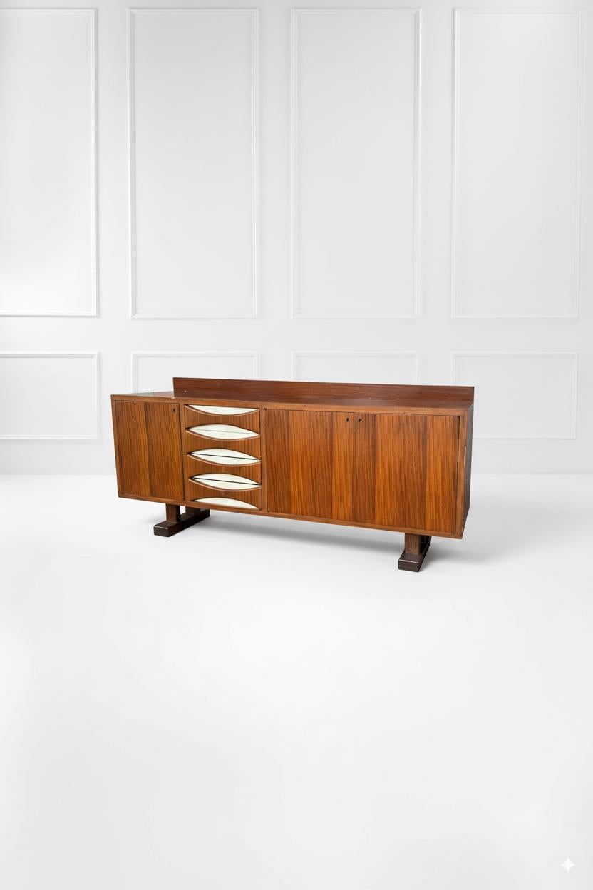 Mid-Century Modern Buffet en bois du milieu du siècle dans le style d'Arne Vodder, années 1960 en vente