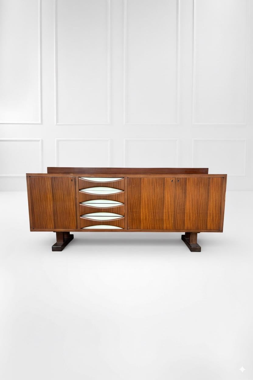 italien Buffet en bois du milieu du siècle dans le style d'Arne Vodder, années 1960 en vente