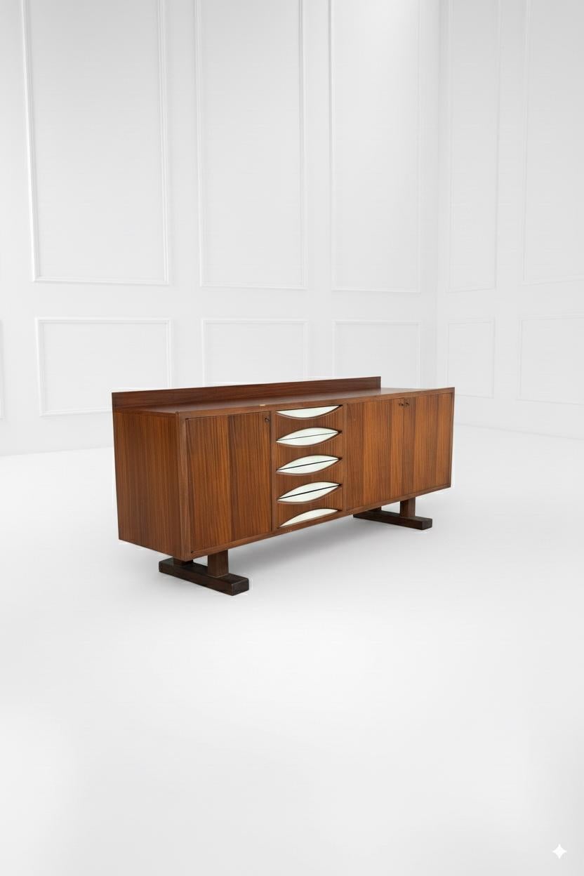 Buffet en bois du milieu du siècle dans le style d'Arne Vodder, années 1960 Bon état - En vente à Argelato, BO