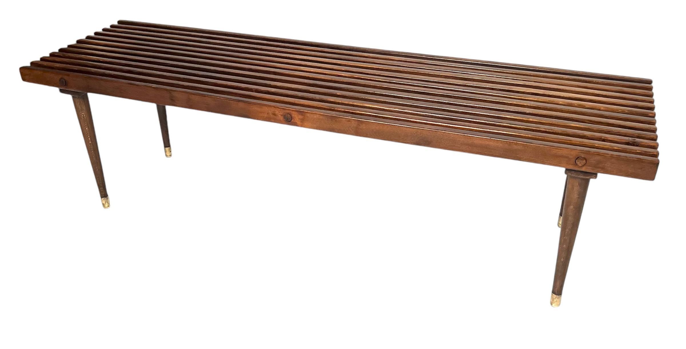 Banc à lattes en bois du milieu du siècle.  Très bon état Vintage.  Le banc a été remis à neuf. 

Mesure environ 59,75