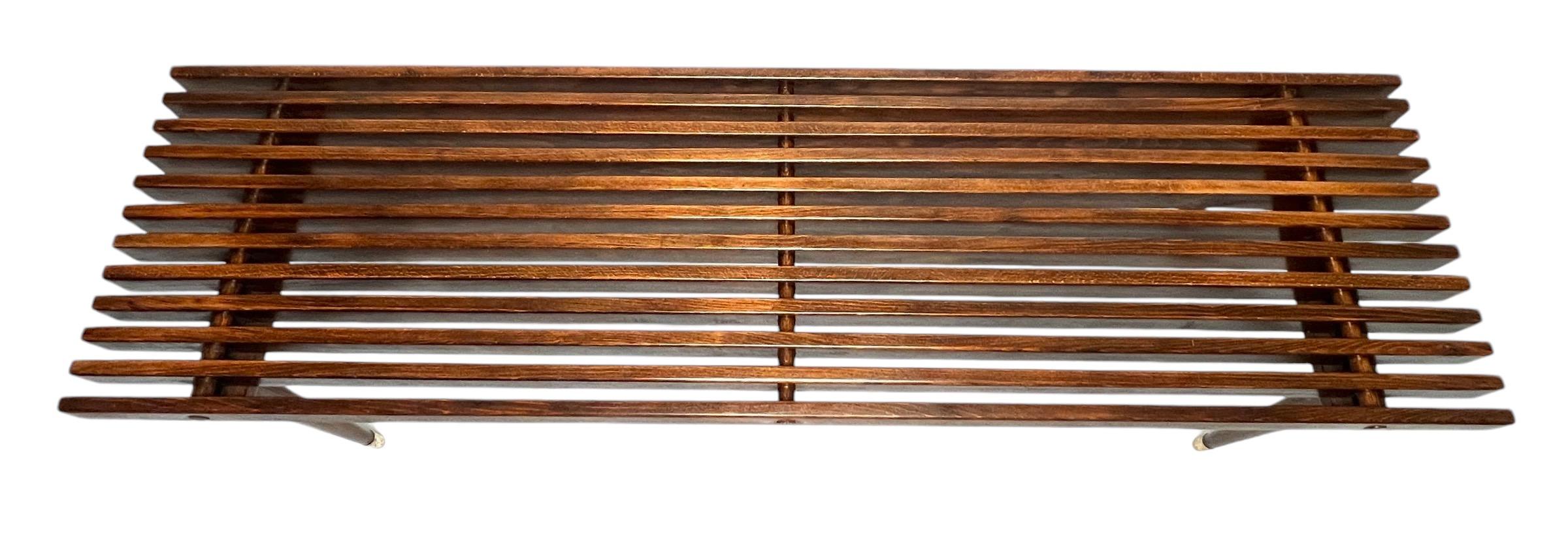 Mid-Century Modern Banc à lattes en bois du milieu du siècle en vente