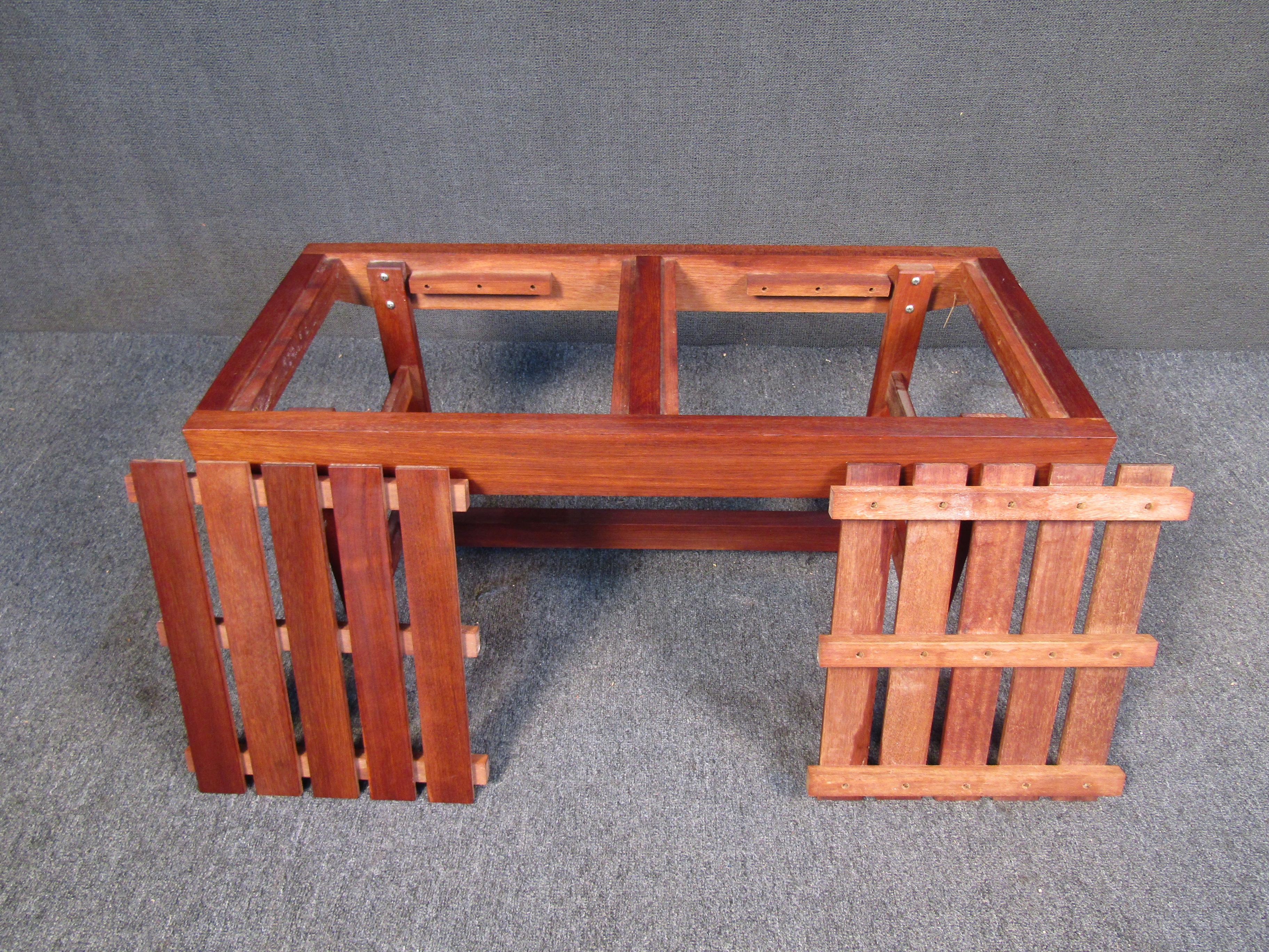 Mid-Century Wooden Slat Bench In Good Condition For Sale In Brooklyn, NY