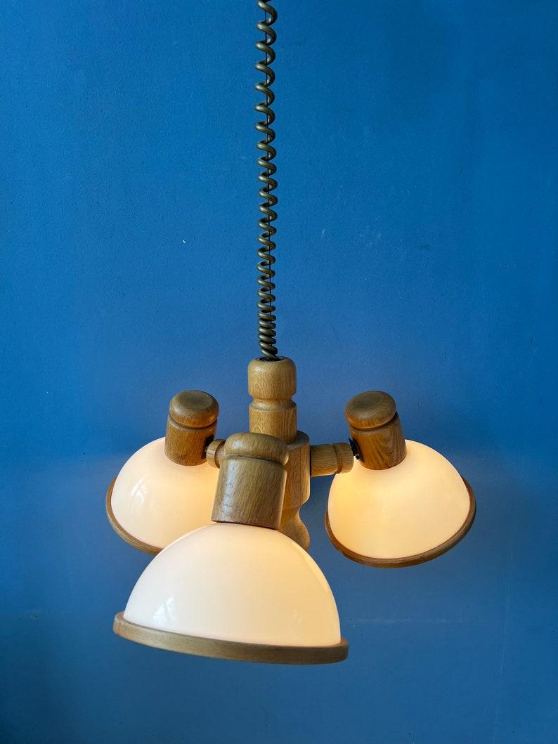Flessibile lampada Steinhauer della metà del secolo scorso con struttura in legno e paralumi in plexiglass. I paralumi in plexiglass producono una luce calda e accogliente e possono essere girati in qualsiasi direzione desiderata. La lampada