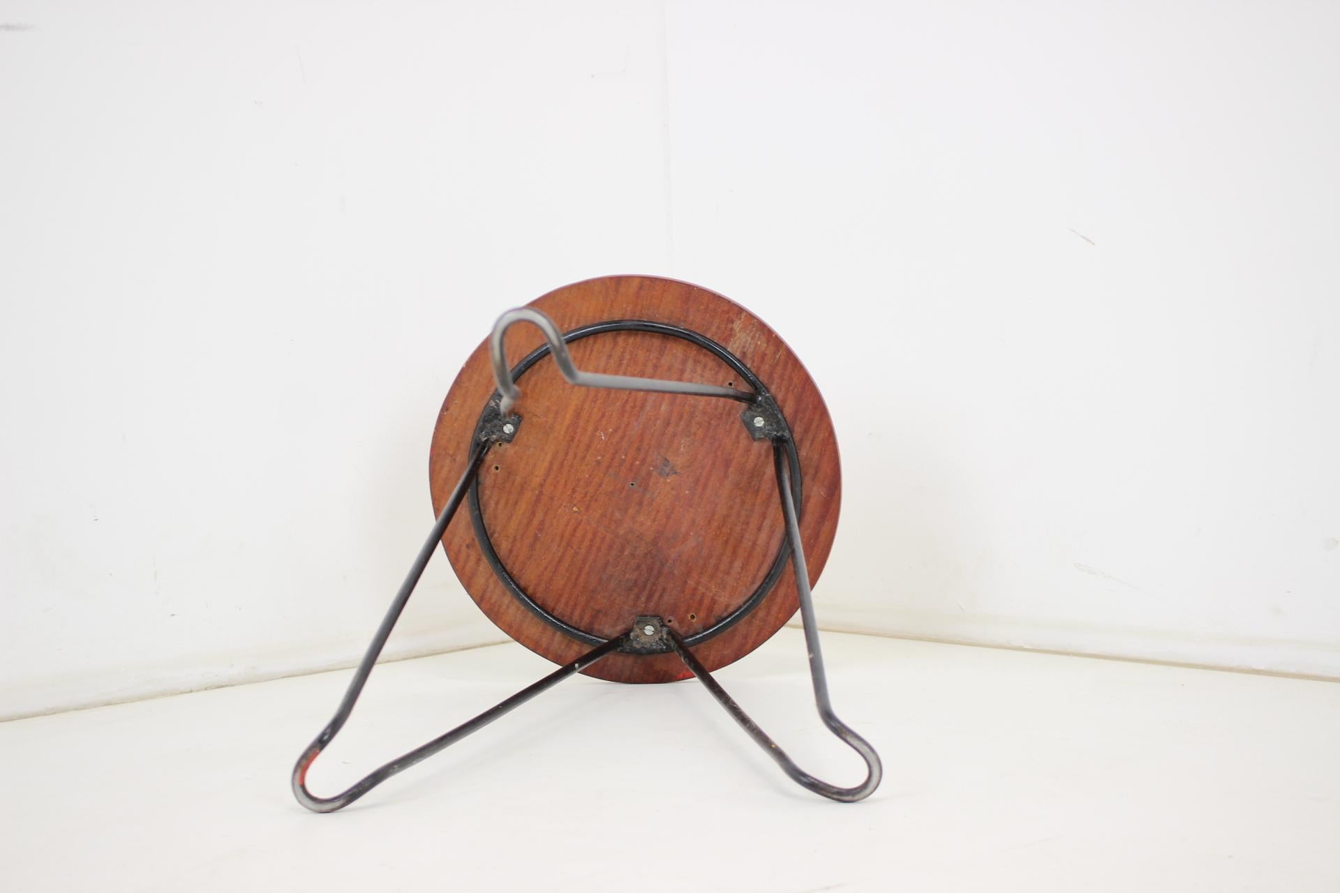 Vintage Holzhocker aus der ehemaligen Tschechoslowakei aus den 1950er Jahren.
Hergestellt aus Metall und Holz.
Aufpoliert, gereinigt, weist einige Gebrauchsspuren auf.
Vollständig funktionsfähig.