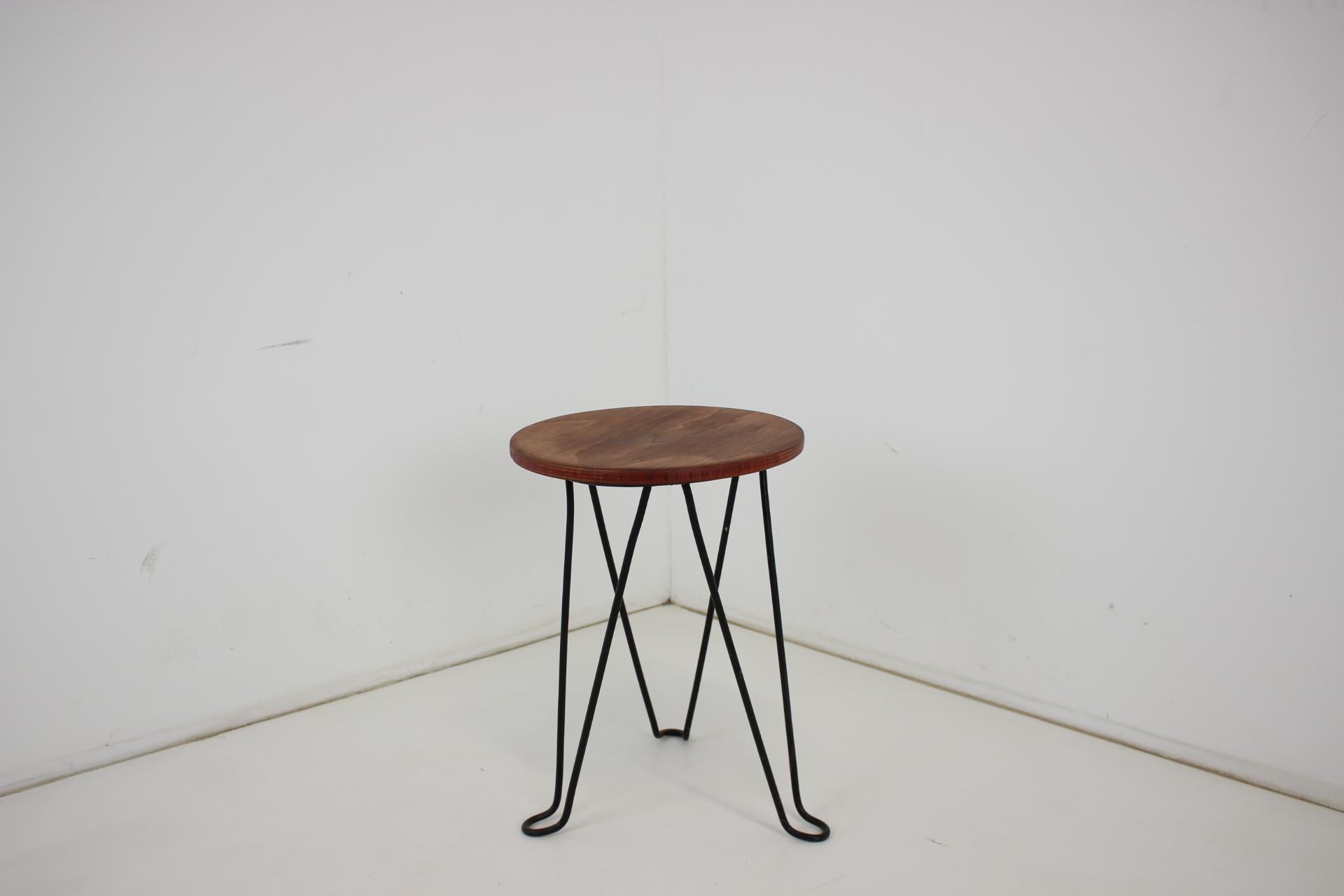 Holzhocker aus der Jahrhundertmitte, 1950er Jahre, Tschechoslowakei (Mitte des 20. Jahrhunderts) im Angebot