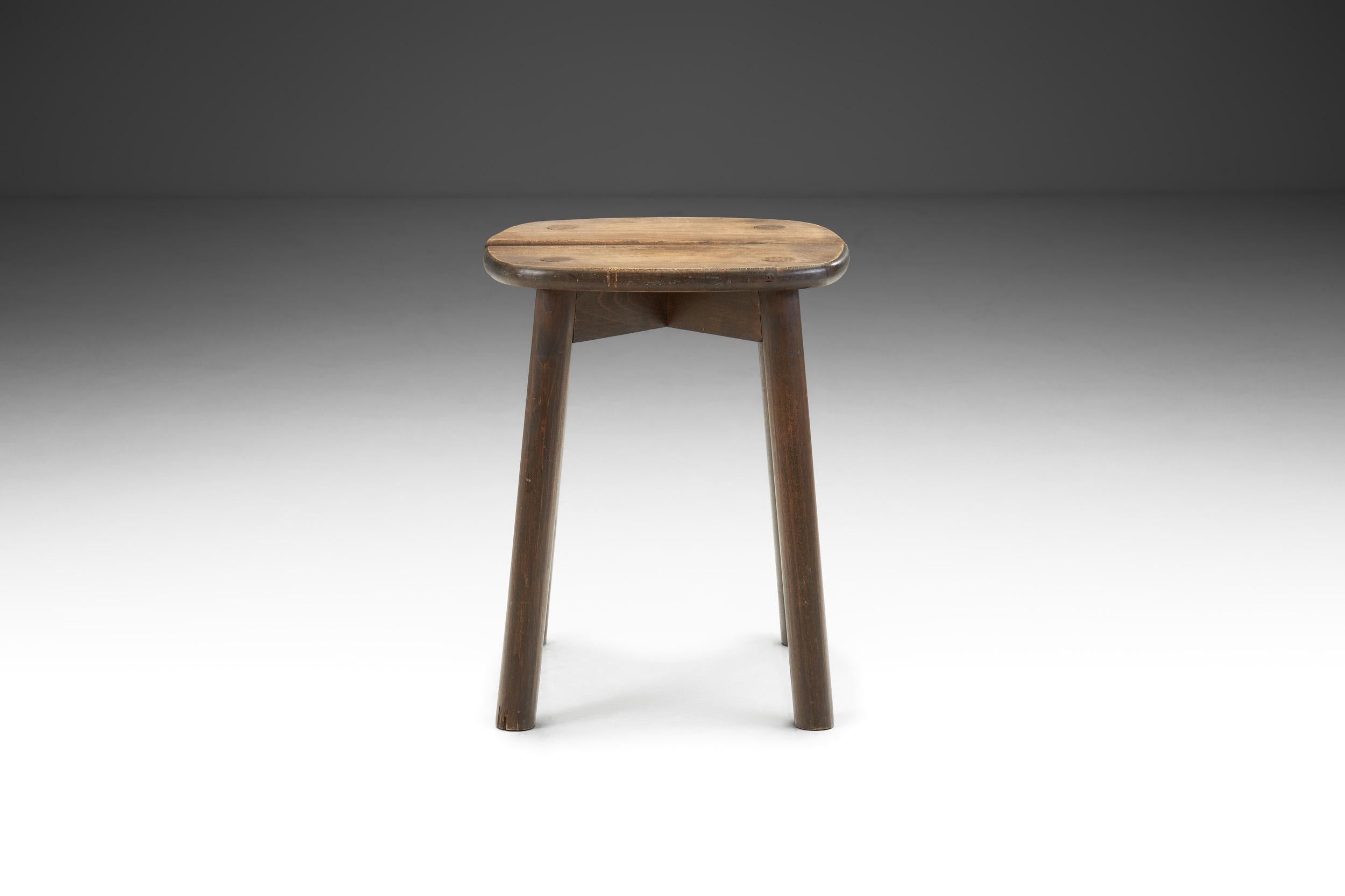 Holzhocker mit geteilter Sitzfläche aus der Jahrhundertmitte, Europa um 1950 (Europäisch) im Angebot