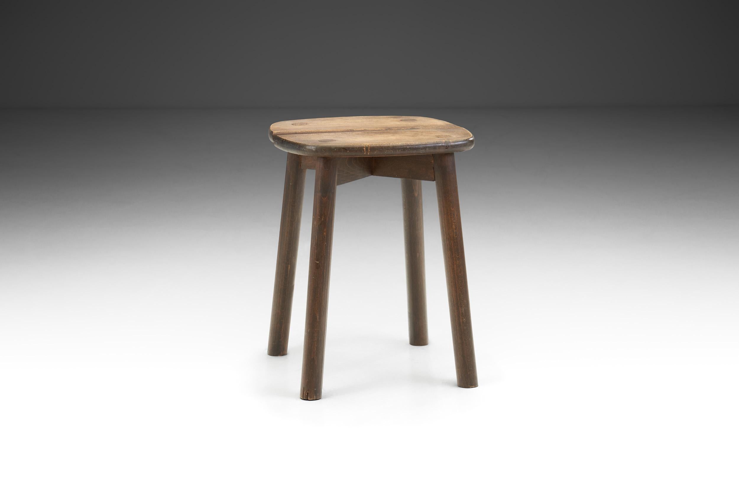 Holzhocker mit geteilter Sitzfläche aus der Jahrhundertmitte, Europa um 1950 im Zustand „Gut“ im Angebot in Utrecht, NL