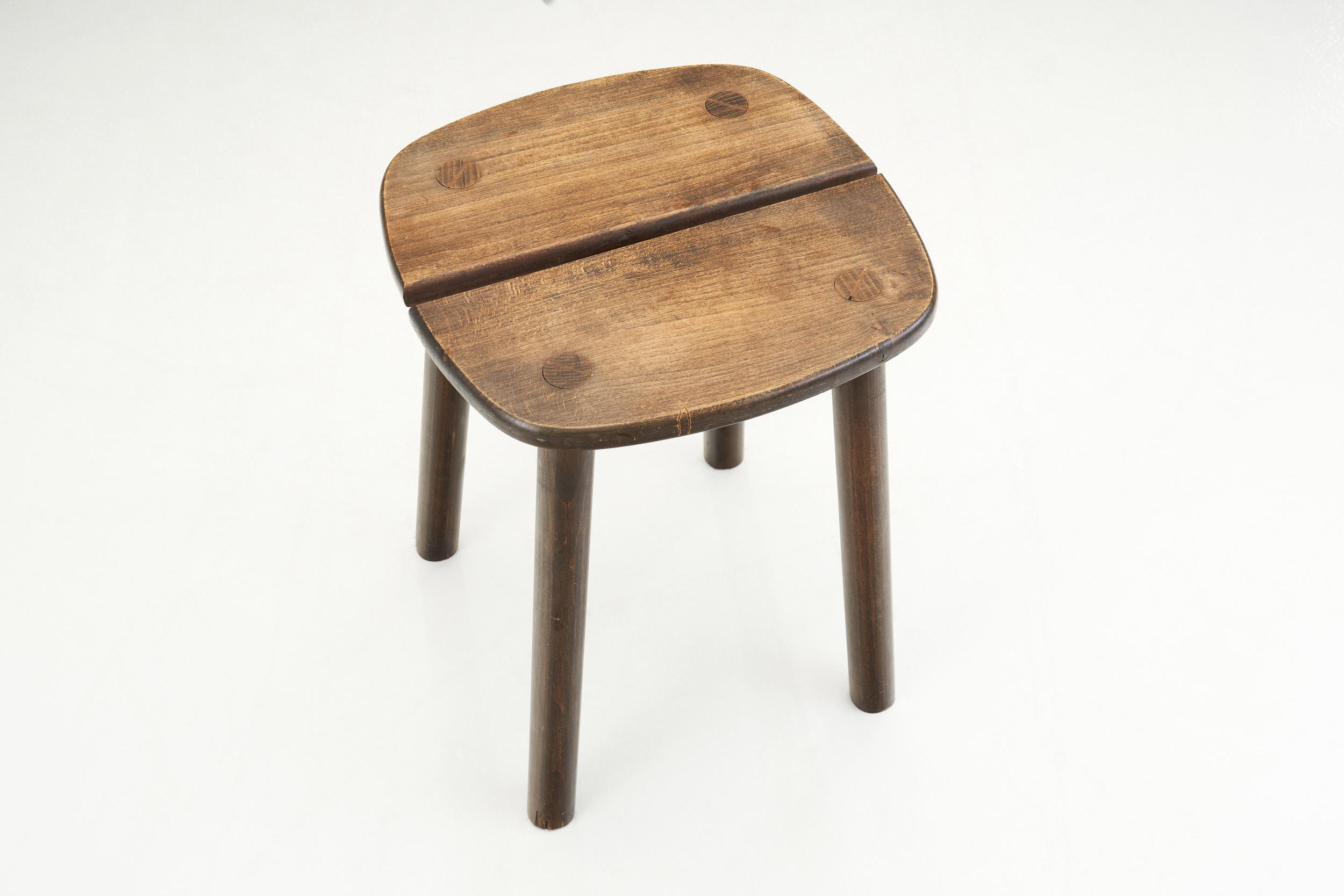 Holzhocker mit geteilter Sitzfläche aus der Jahrhundertmitte, Europa um 1950 (Mitte des 20. Jahrhunderts) im Angebot