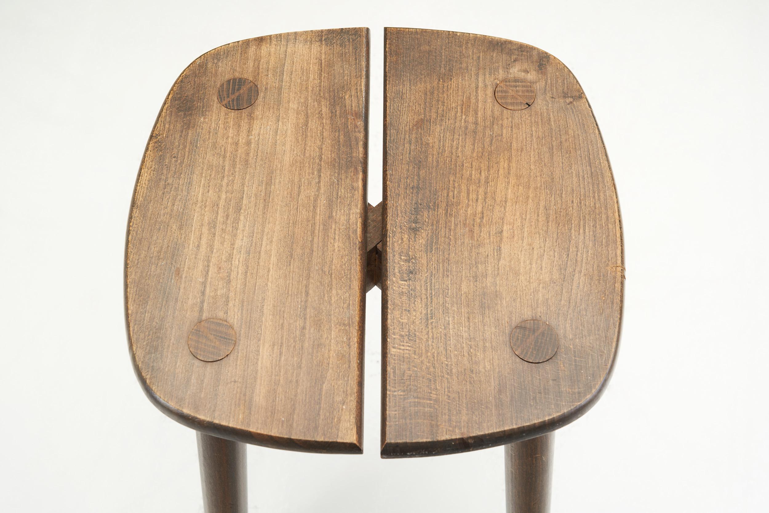 Holzhocker mit geteilter Sitzfläche aus der Jahrhundertmitte, Europa um 1950 im Angebot 1