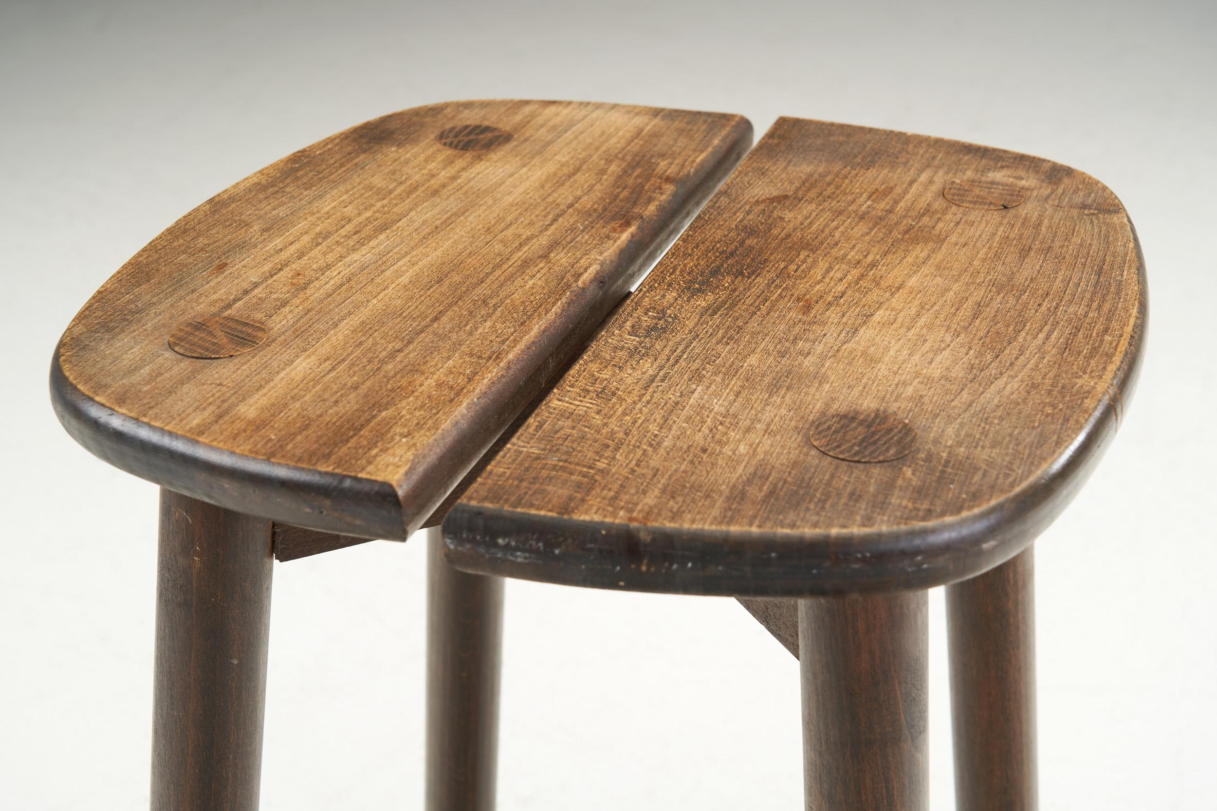 Holzhocker mit geteilter Sitzfläche aus der Jahrhundertmitte, Europa um 1950 im Angebot 3