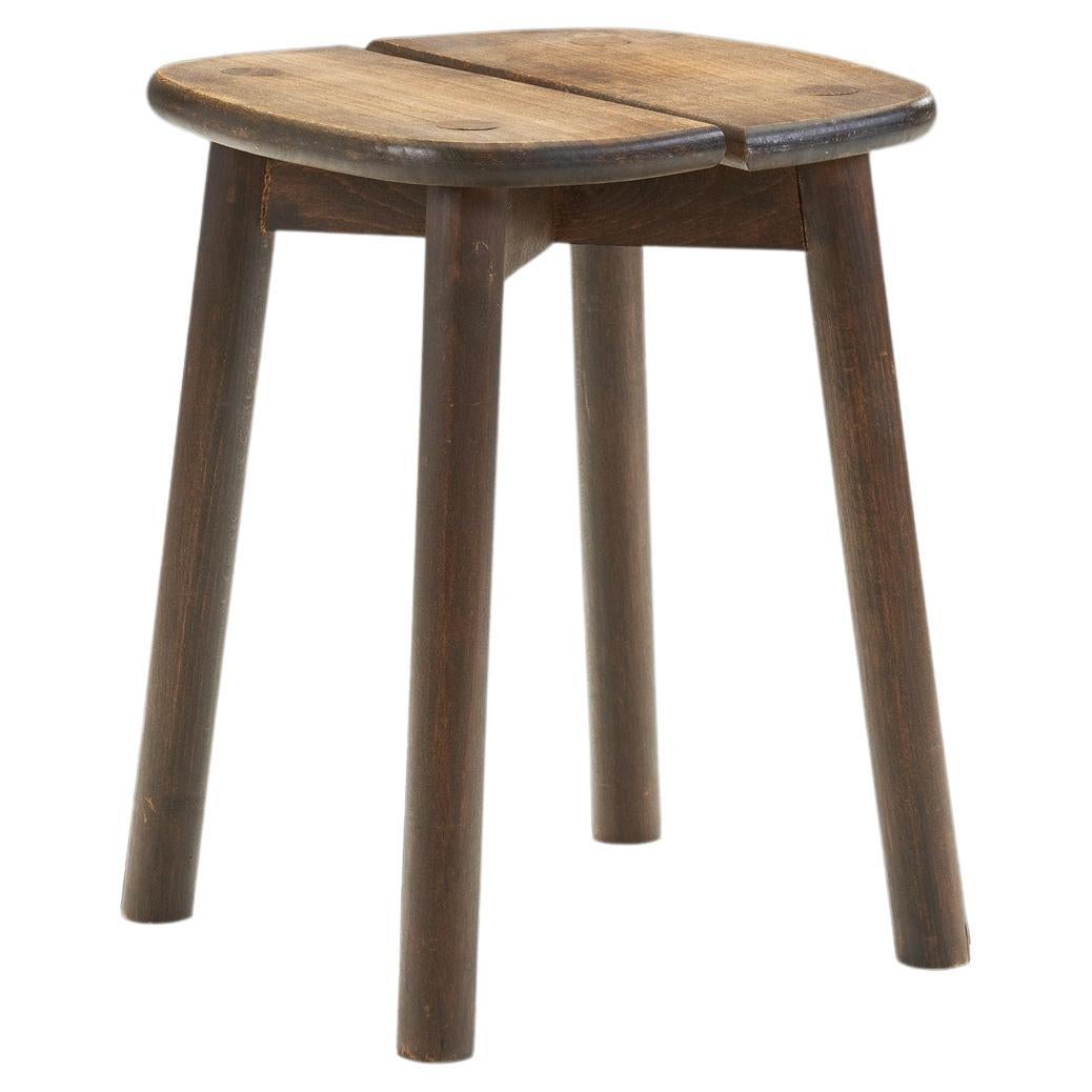 Mid-Century-Holzhocker mit geteiltem Sitz, Europa, ca. 1950er Jahre