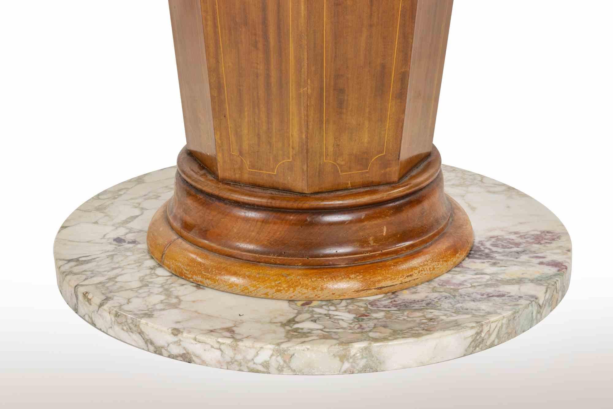 Belle et importante table en bois réalisée au milieu du 20ème siècle avec une base en marbre et un plateau en verre fumé.

Bon état.