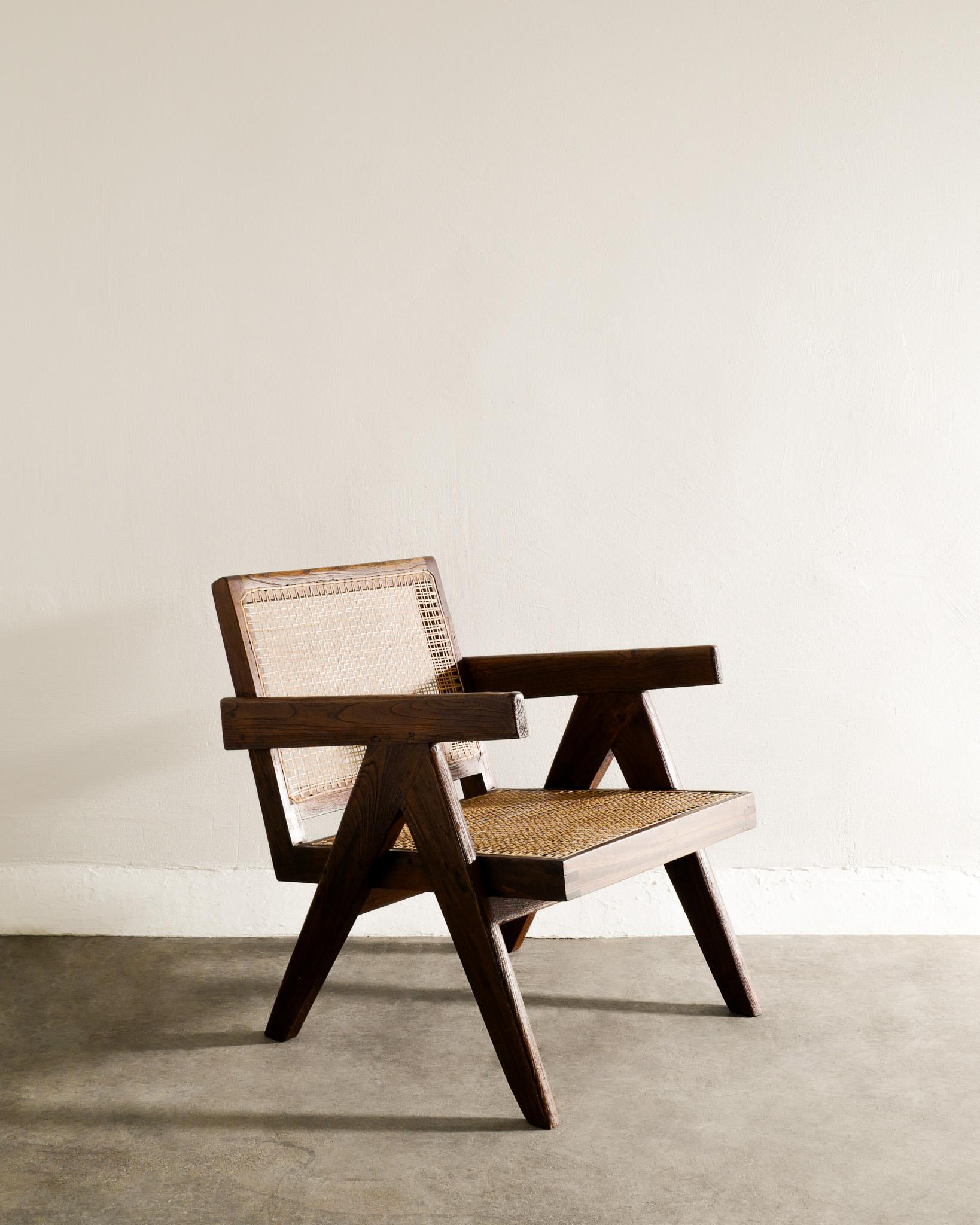 Rare fauteuil en teck et rotin de Pierre Jeanneret réalisé pour Chandigarh en Inde dans les années 1950. En bon état vintage. Le coussin n'est pas inclus mais peut être fabriqué sur demande. 

Dimensions : H : 69 cm / 27.50