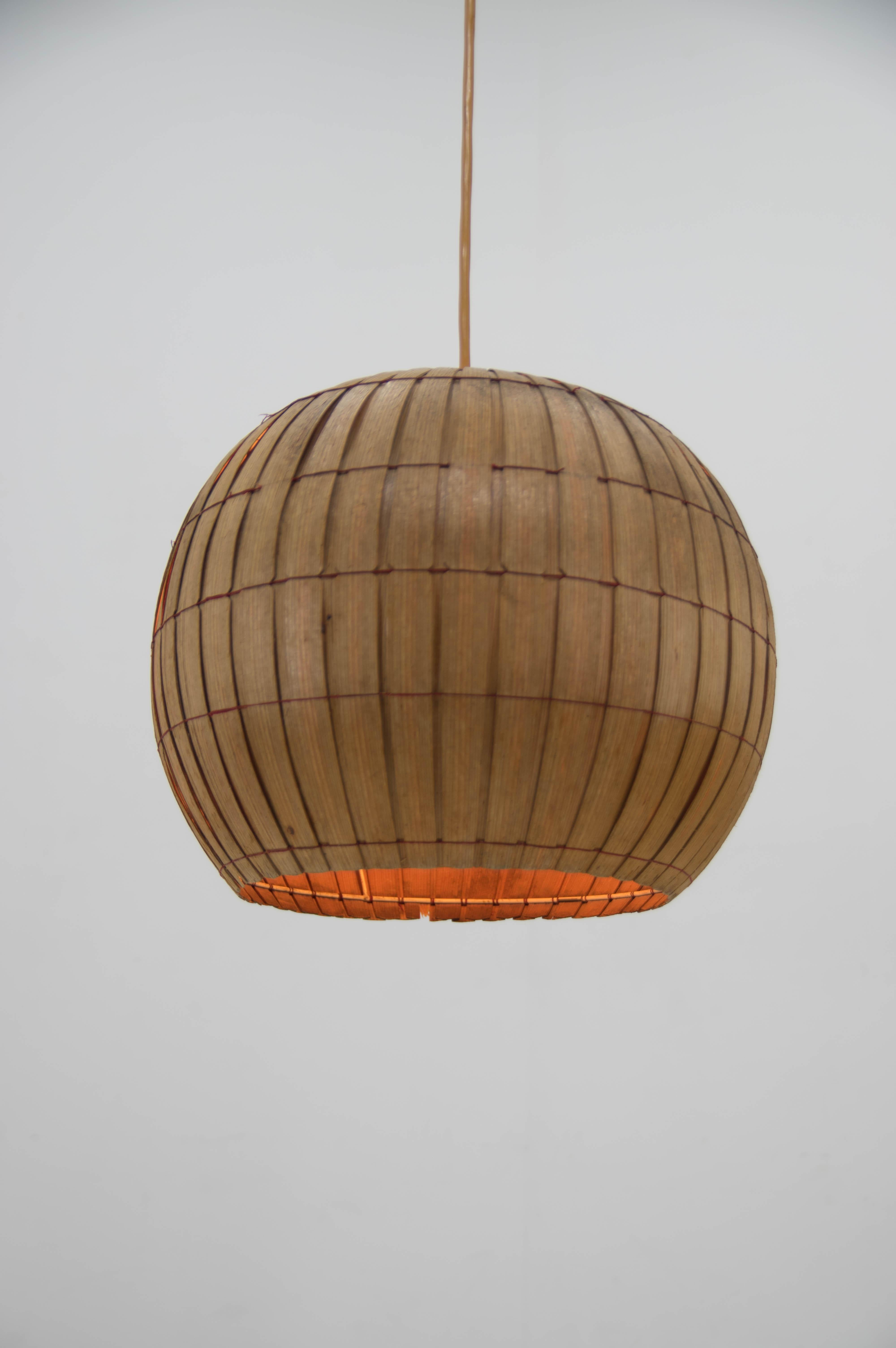 Iconic veneer pendant by ULUV made in Czechoslovakia in 1960s.
Including wooden ceiling canopy.
Condition according to age.
1x60W, E25-E27 bulb.
US wiring compatible.