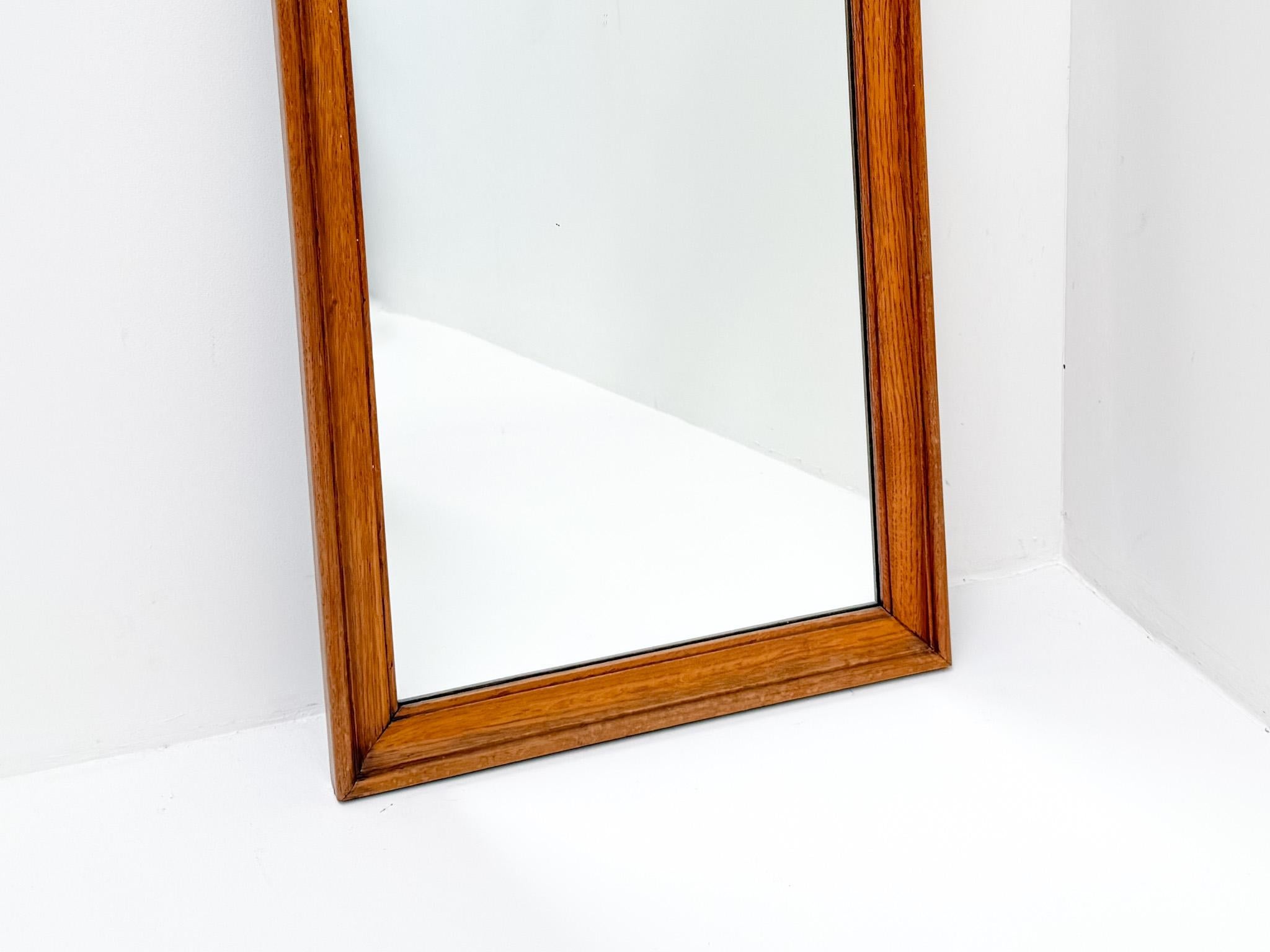 Mid-Century Modern Miroir mural en bois du milieu du siècle, style scandinave des années 1960 en vente