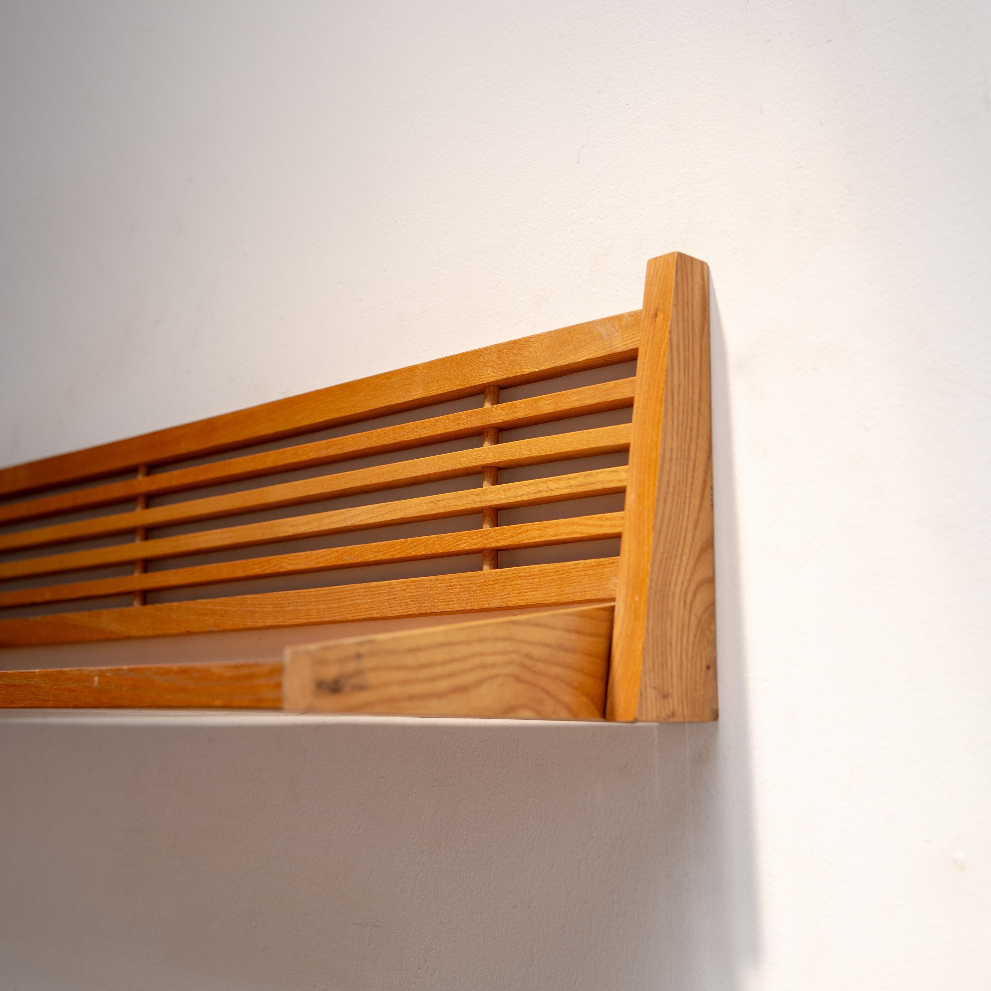 Holz-Wandregal aus der Mitte des Jahrhunderts, Tschechoslowakei, 1970er Jahre im Angebot 5