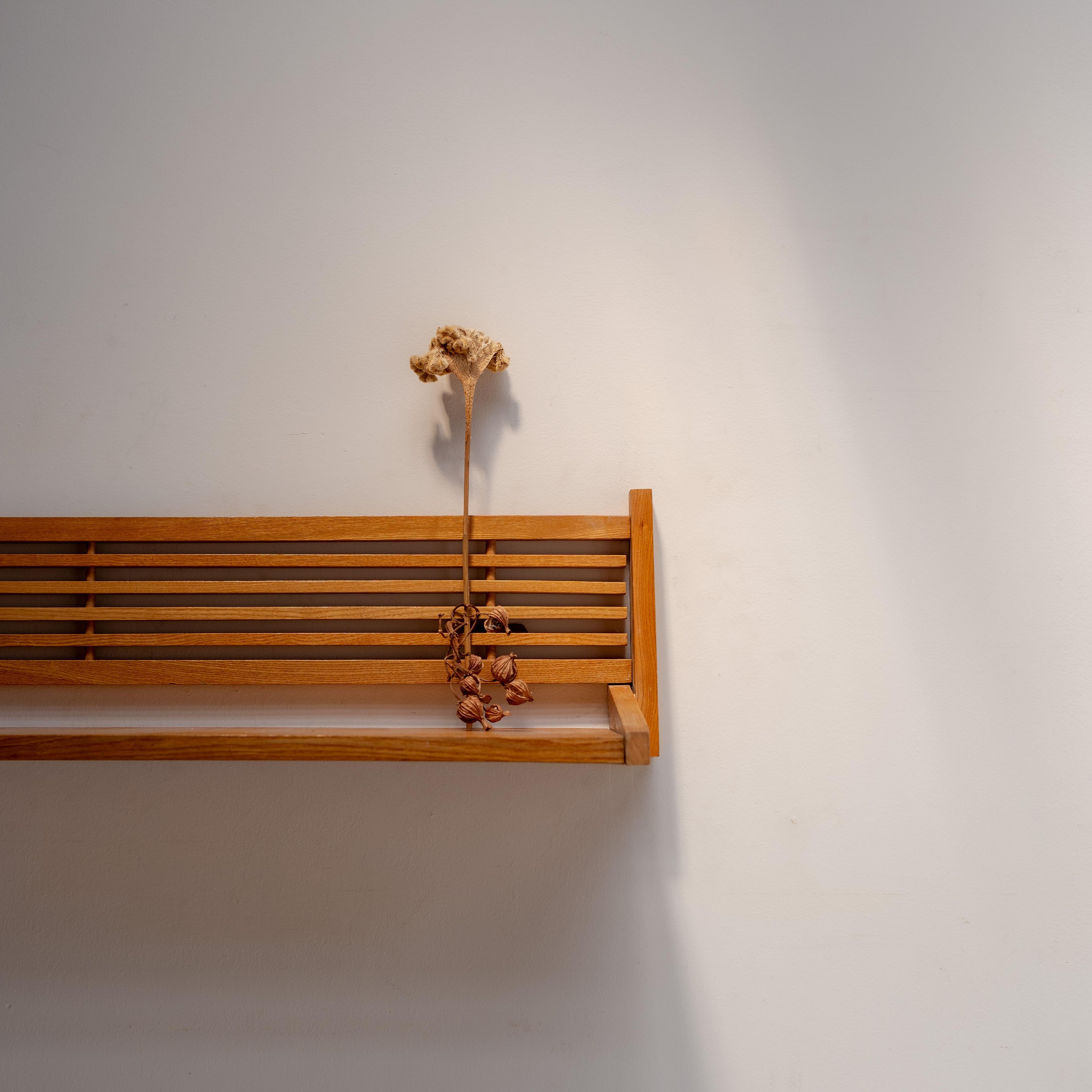 Holz-Wandregal aus der Mitte des Jahrhunderts, Tschechoslowakei, 1970er Jahre im Angebot 6