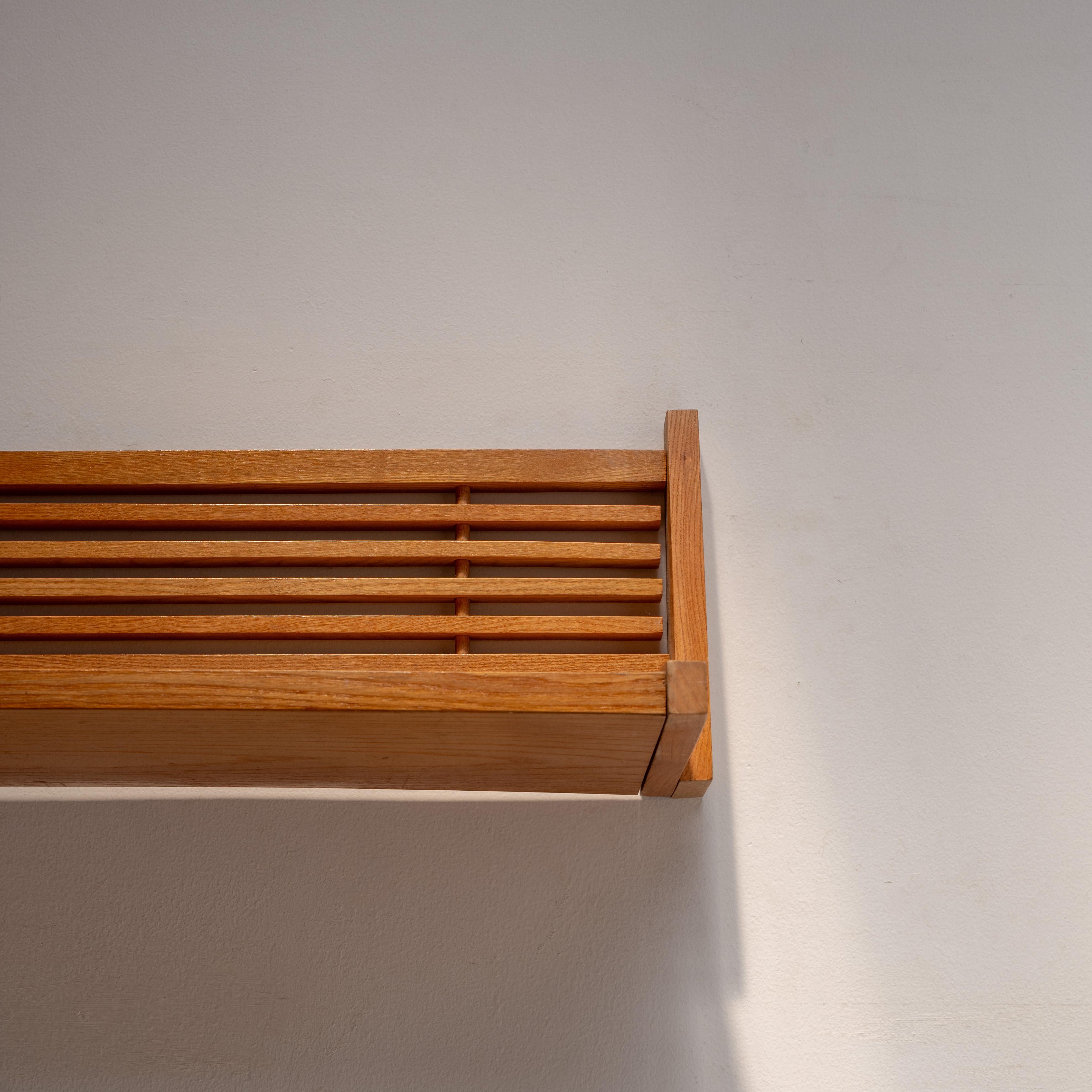Holz-Wandregal aus der Mitte des Jahrhunderts, Tschechoslowakei, 1970er Jahre (Ende des 20. Jahrhunderts) im Angebot