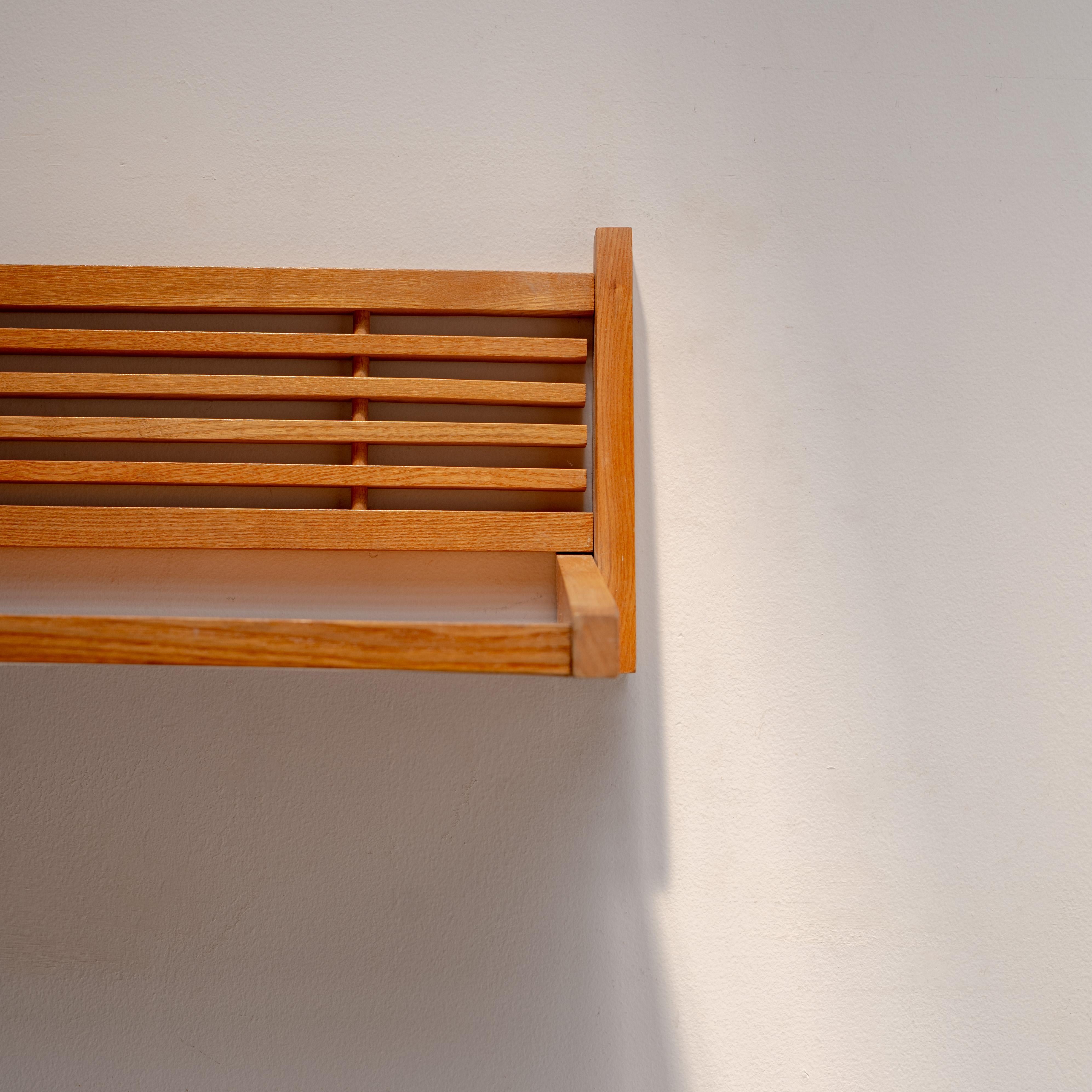 Holz-Wandregal aus der Mitte des Jahrhunderts, Tschechoslowakei, 1970er Jahre im Angebot 1