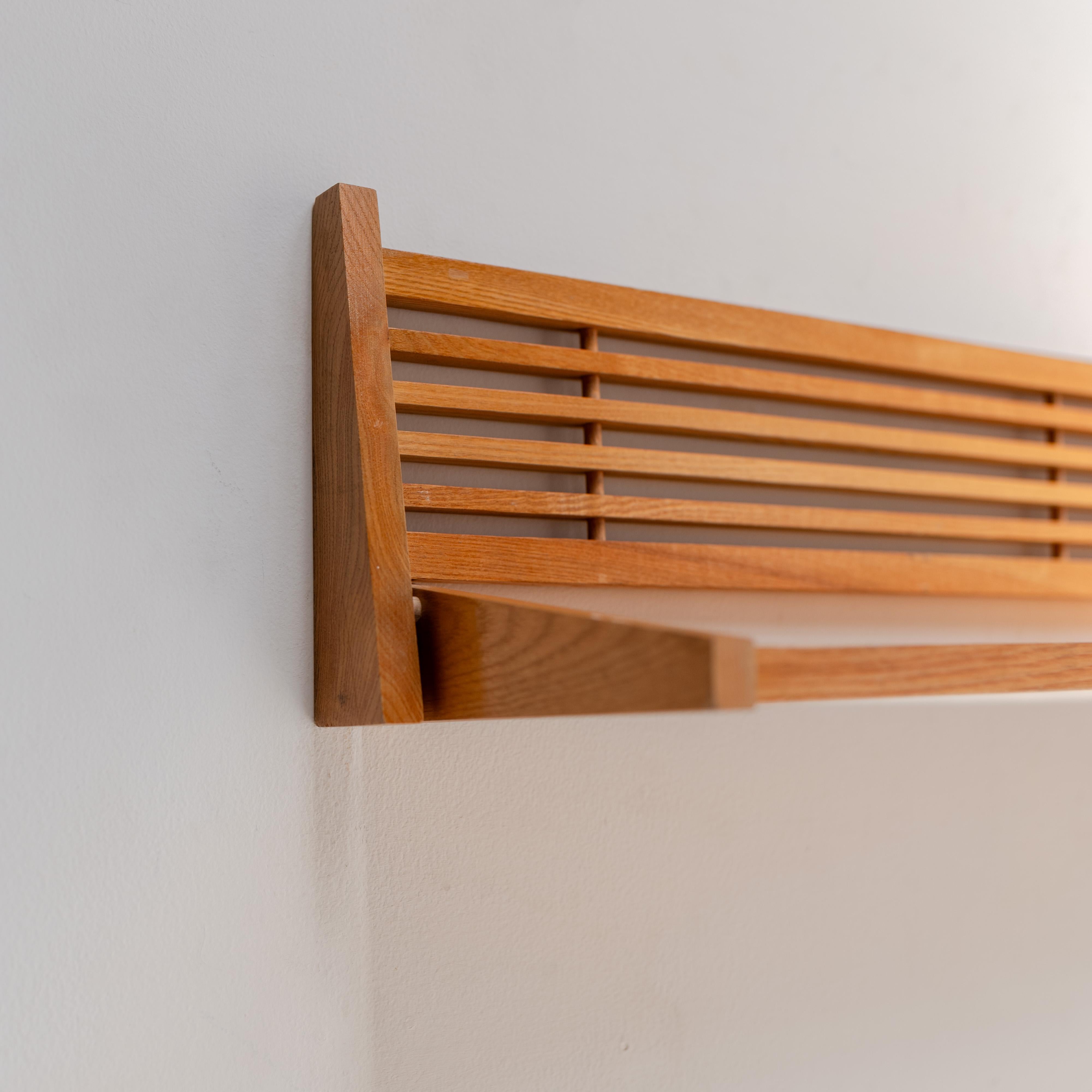 Holz-Wandregal aus der Mitte des Jahrhunderts, Tschechoslowakei, 1970er Jahre im Angebot 3
