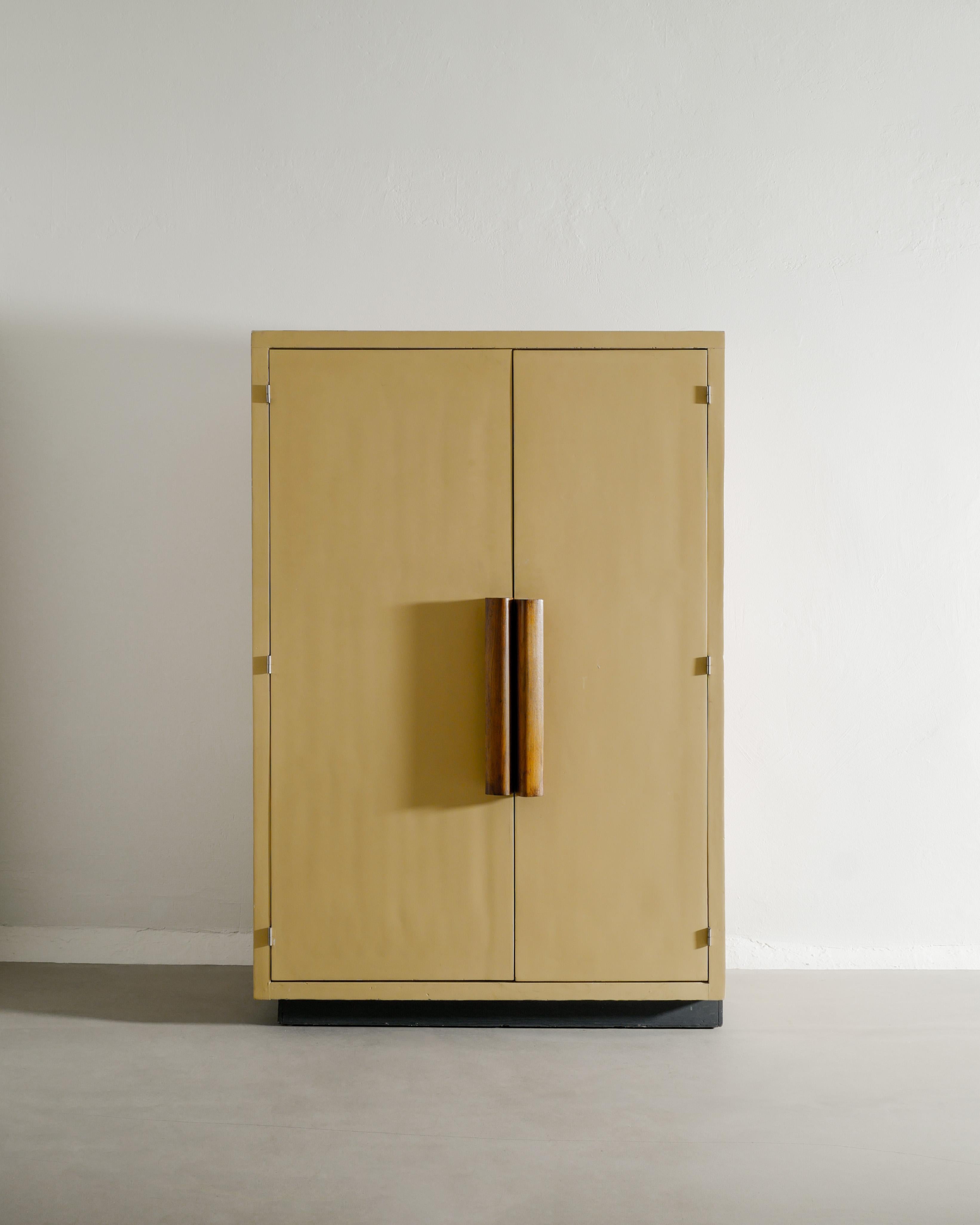 Très rare armoire française du milieu du siècle en bois laqué jaune avec des poignées en chêne teinté foncé par Le Corbusier pour l'Unité d'Habitation à Marseille, France dans les années 1940. En bon état vintage avec une belle et authentique