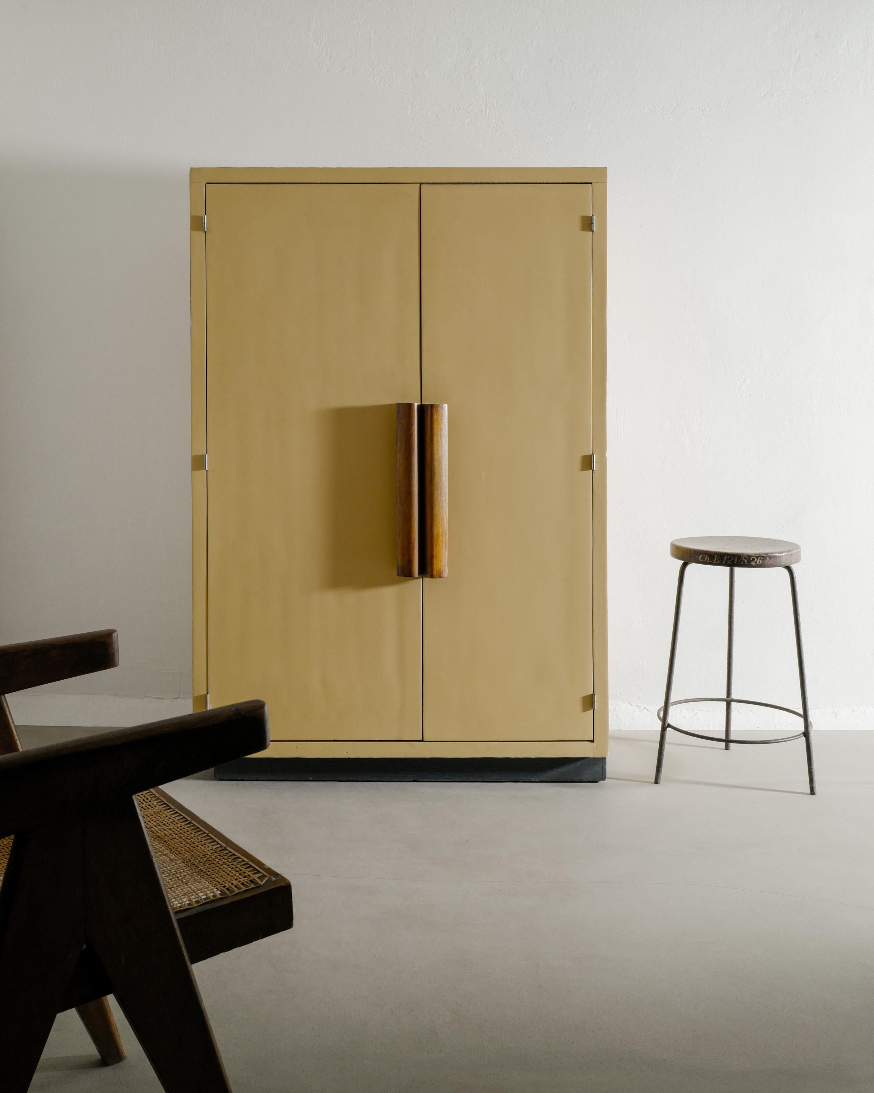 Français Armoire en bois du milieu du siècle par Le Corbusier pour l'Unité d'Habitation, années 1940 en vente
