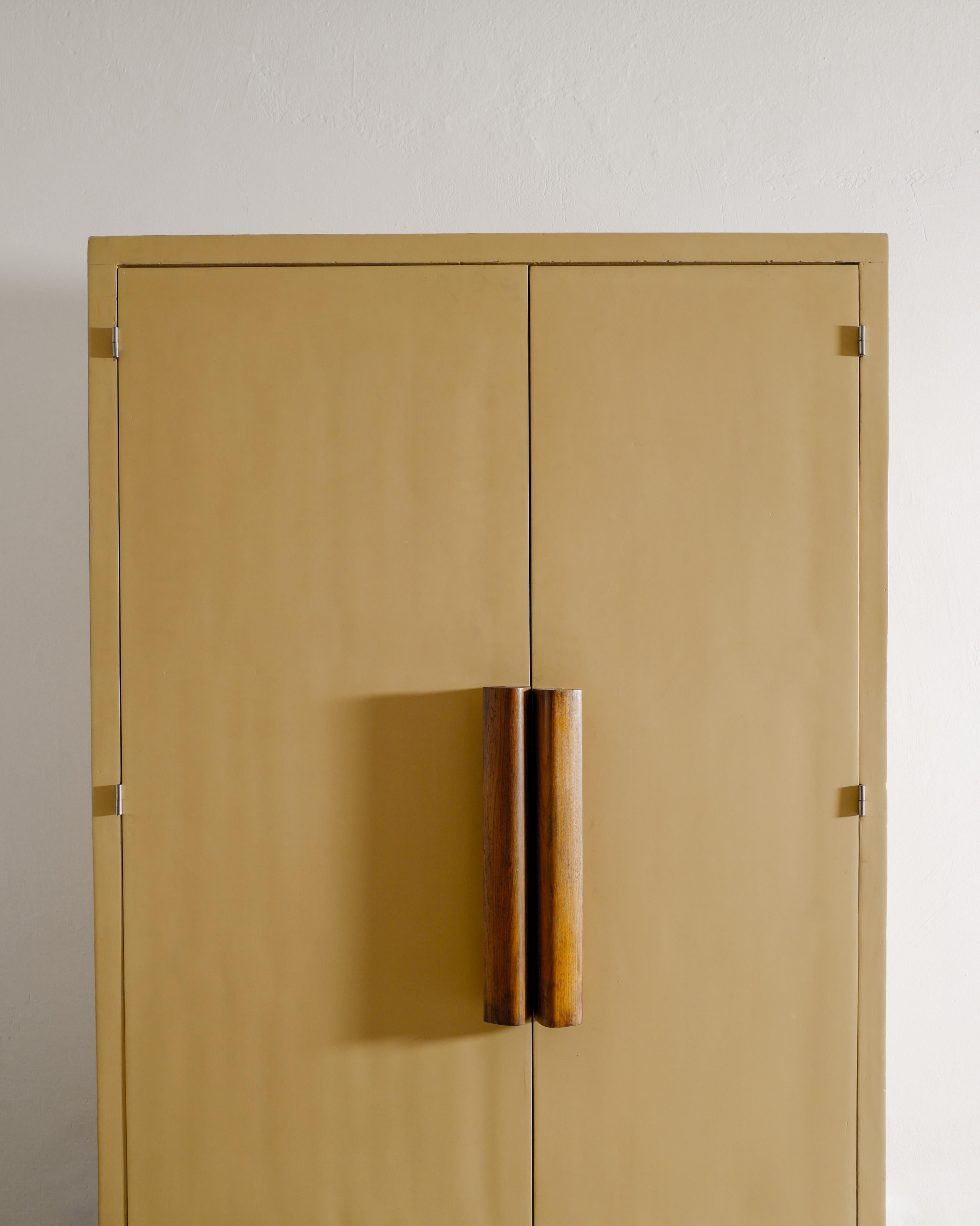 Armoire en bois du milieu du siècle par Le Corbusier pour l'Unité d'Habitation, années 1940 Bon état - En vente à Stockholm, SE