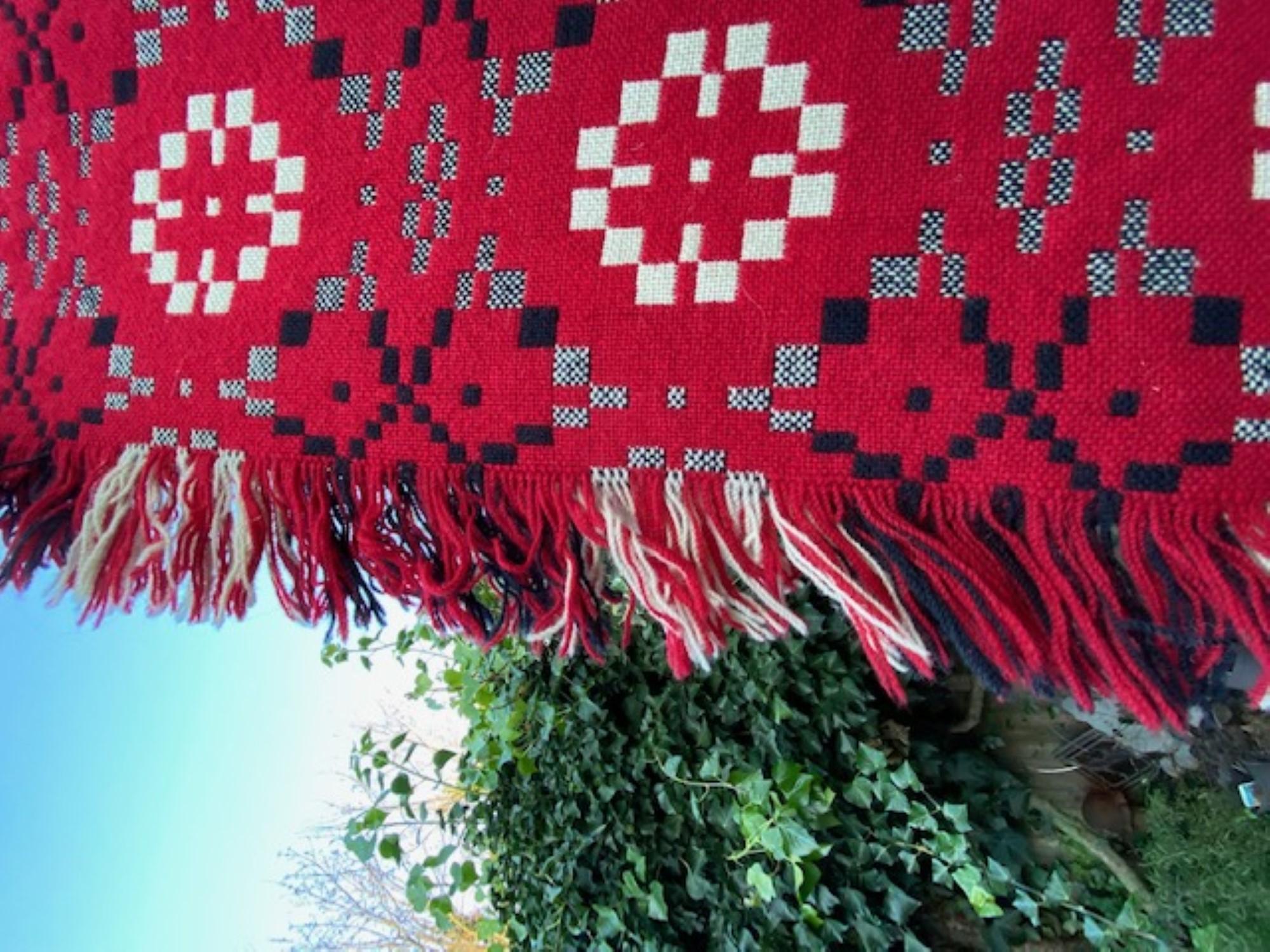 Mid-Century Wool Welsh Tapestry Blanket, 1970s (Red, Black & White) In Good Condition In Richmond, Surrey