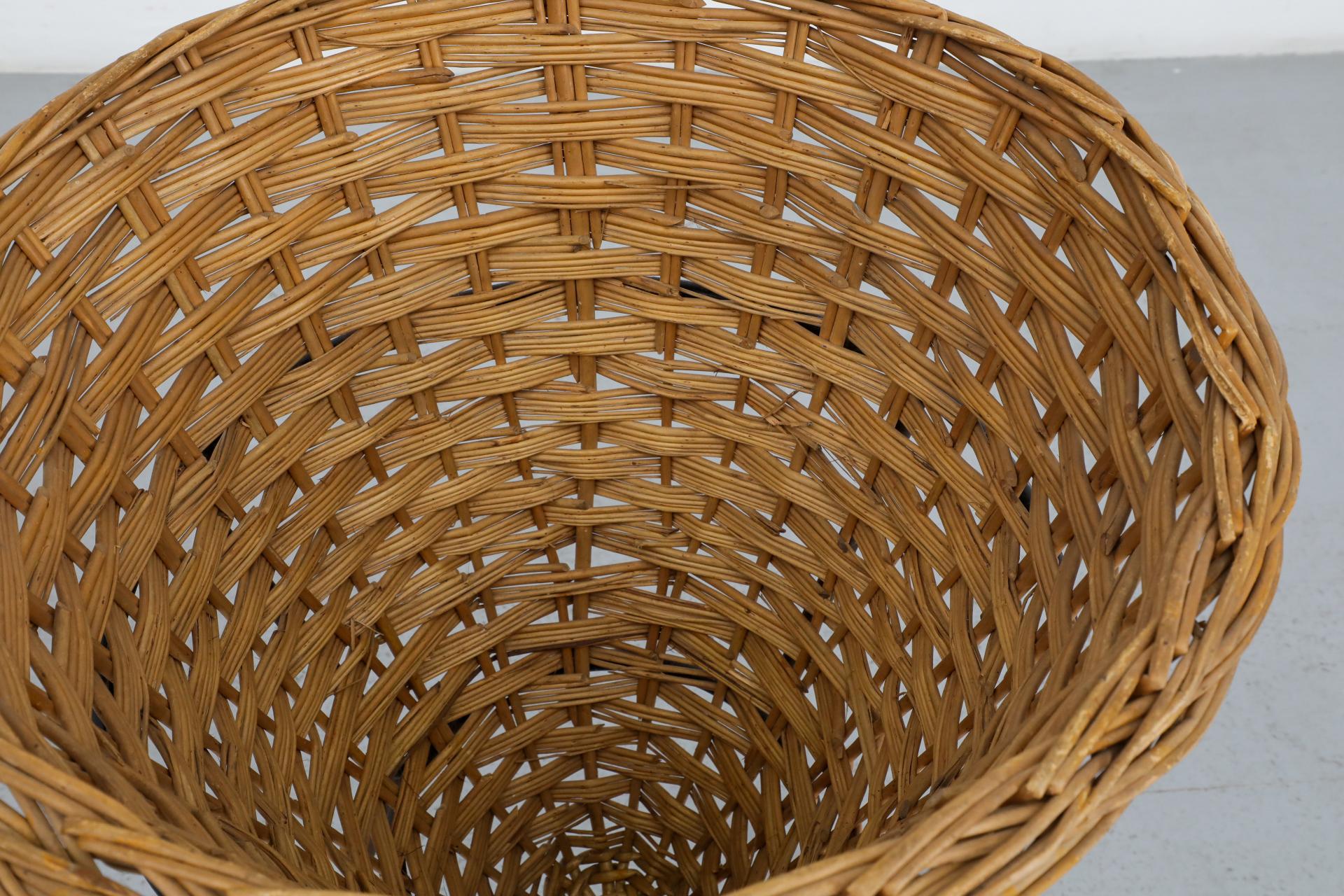 Cestino in rattan intrecciato di metà secolo con base a treppiede in filo metallico smaltato nero in vendita 2