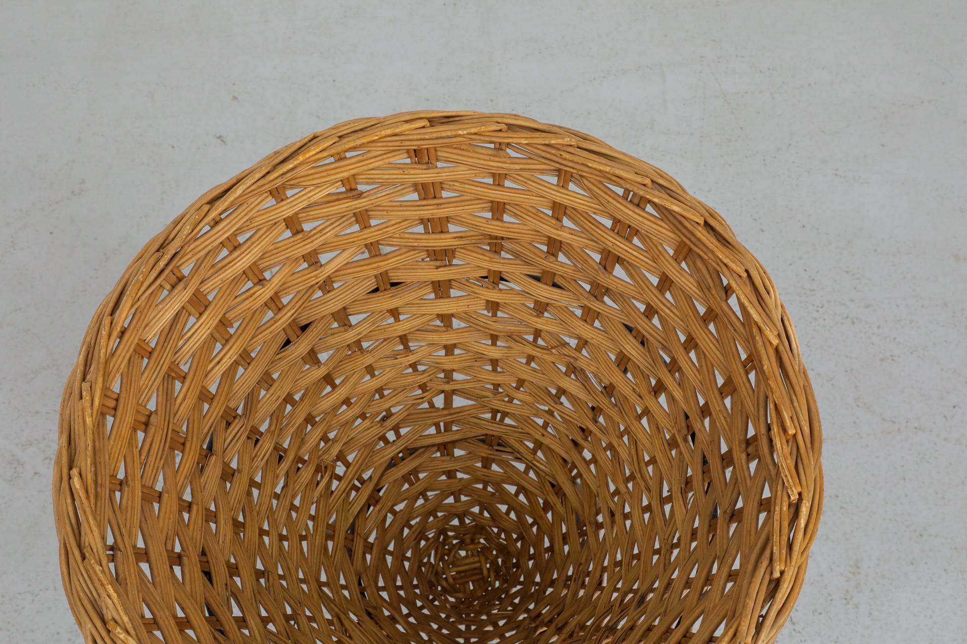 Cestino in rattan intrecciato di metà secolo con base a treppiede in filo metallico smaltato nero in vendita 3