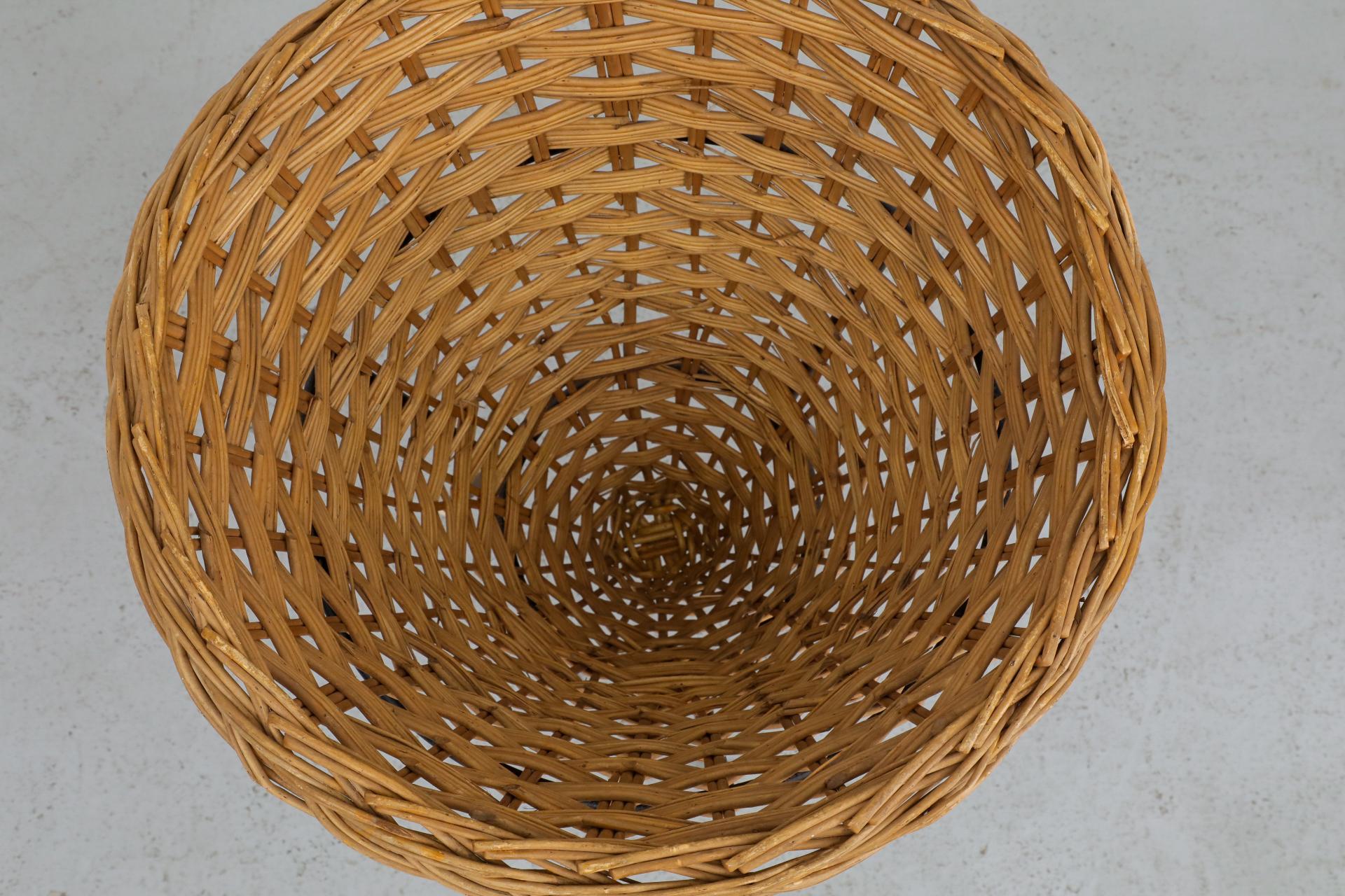 Cestino in rattan intrecciato di metà secolo con base a treppiede in filo metallico smaltato nero in vendita 4