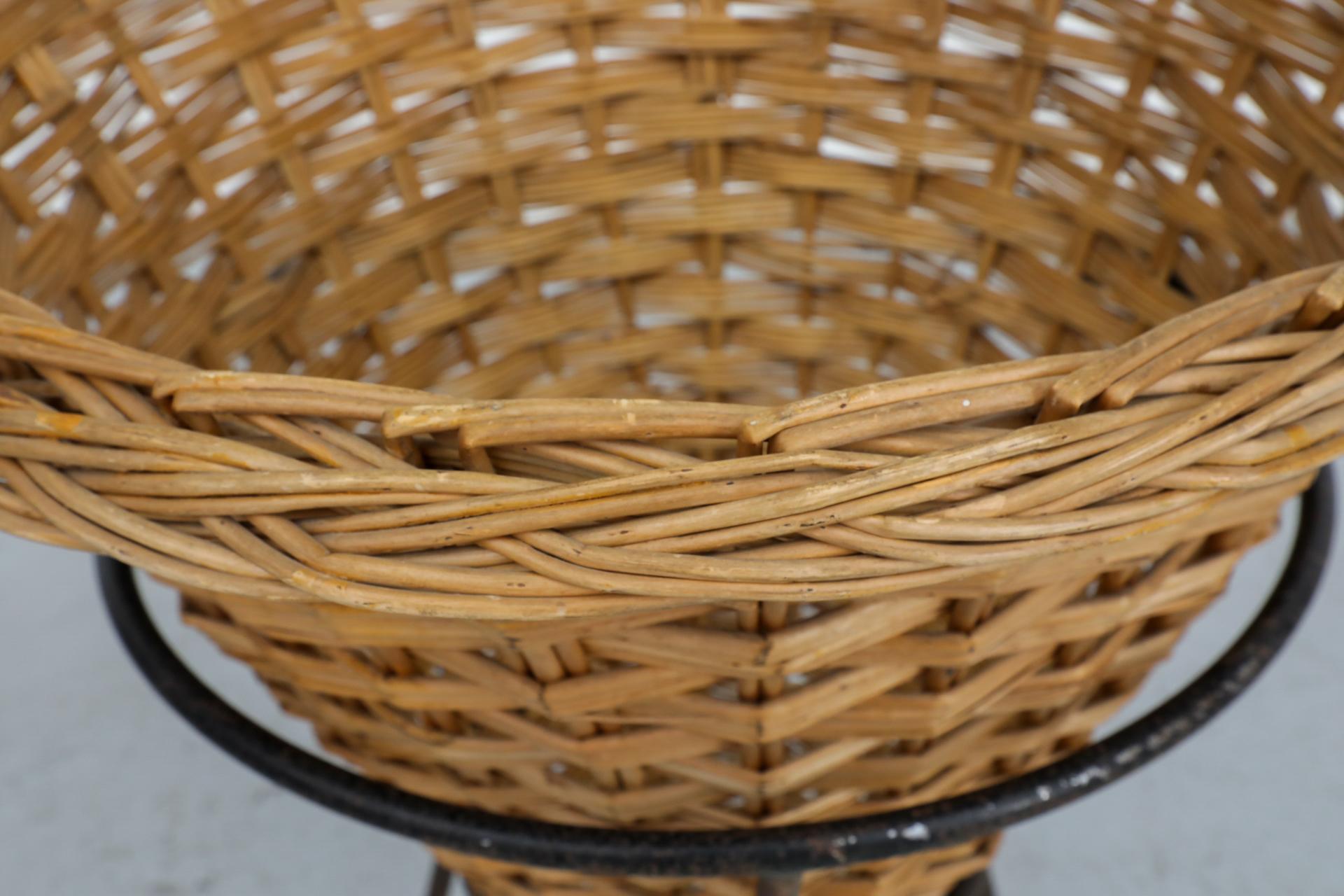 Cestino in rattan intrecciato di metà secolo con base a treppiede in filo metallico smaltato nero in vendita 5
