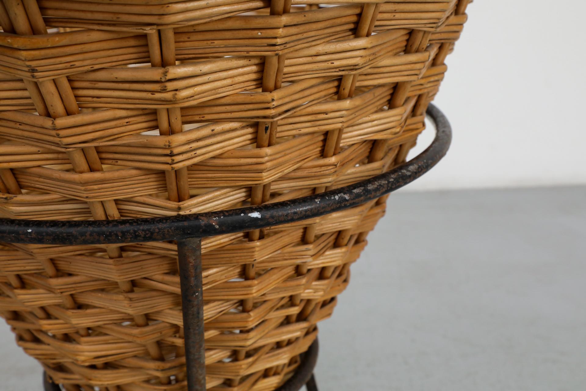 Cestino in rattan intrecciato di metà secolo con base a treppiede in filo metallico smaltato nero in vendita 6