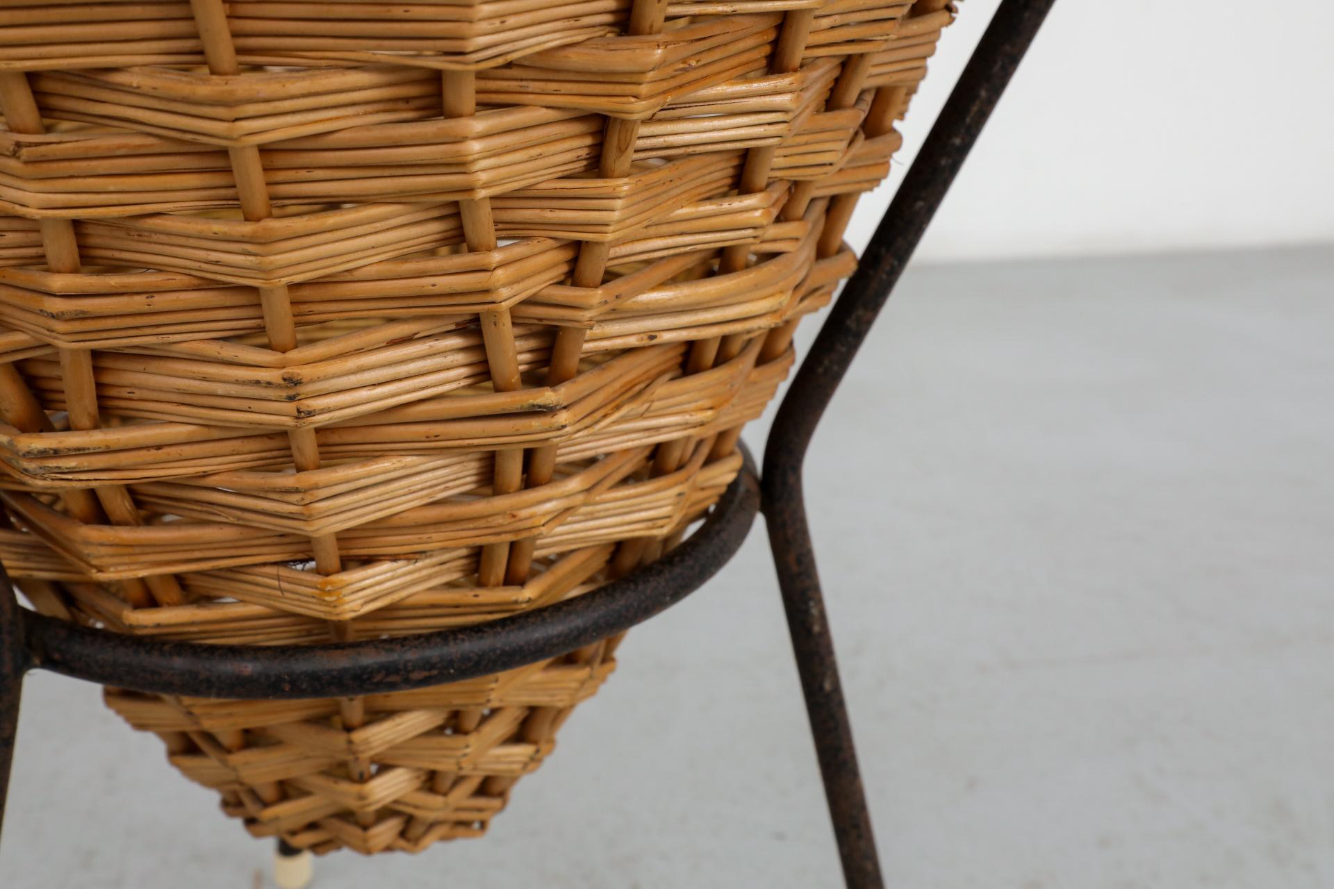 Cestino in rattan intrecciato di metà secolo con base a treppiede in filo metallico smaltato nero in vendita 7