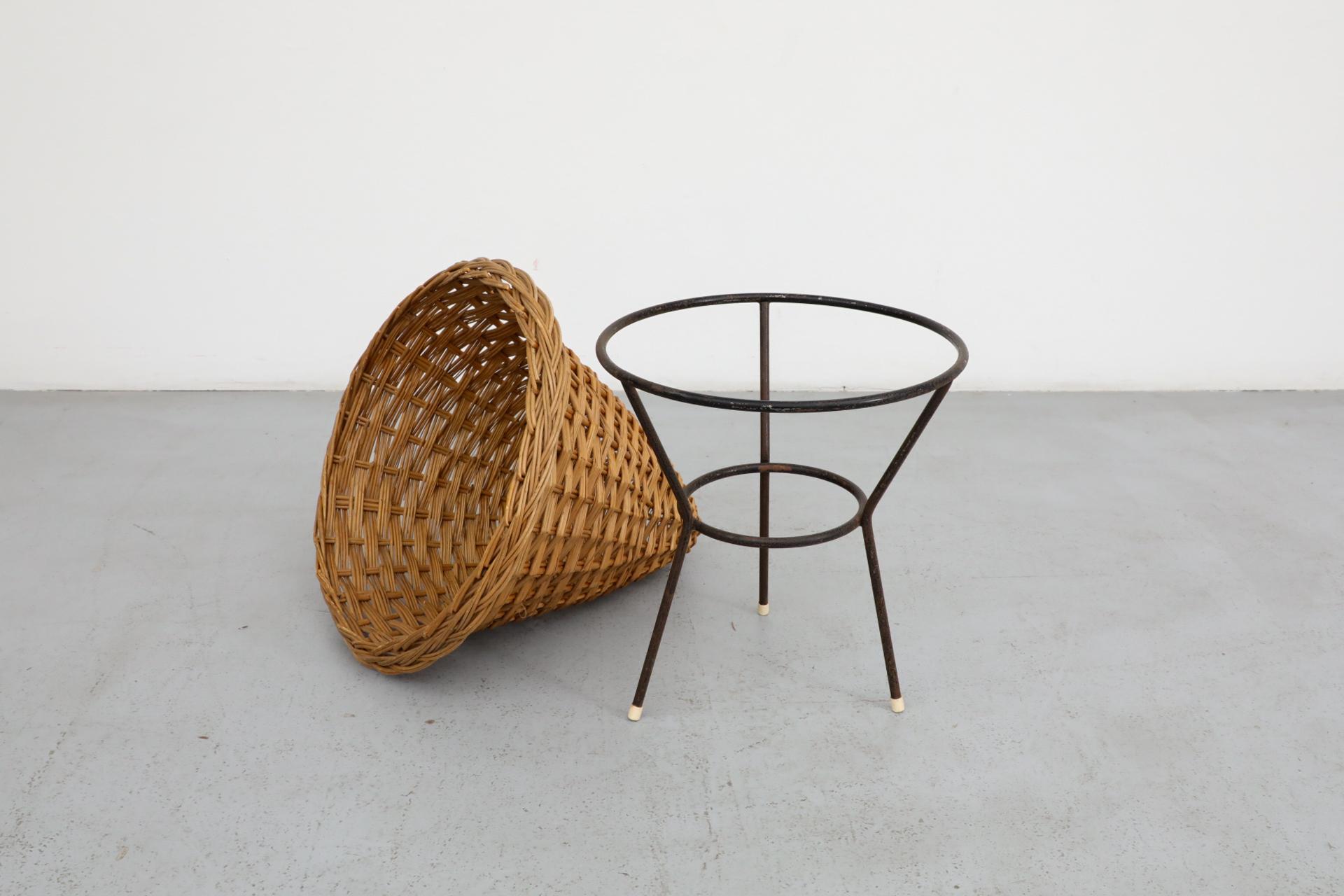 Cestino in rattan intrecciato di metà secolo con base a treppiede in filo metallico smaltato nero in vendita 8
