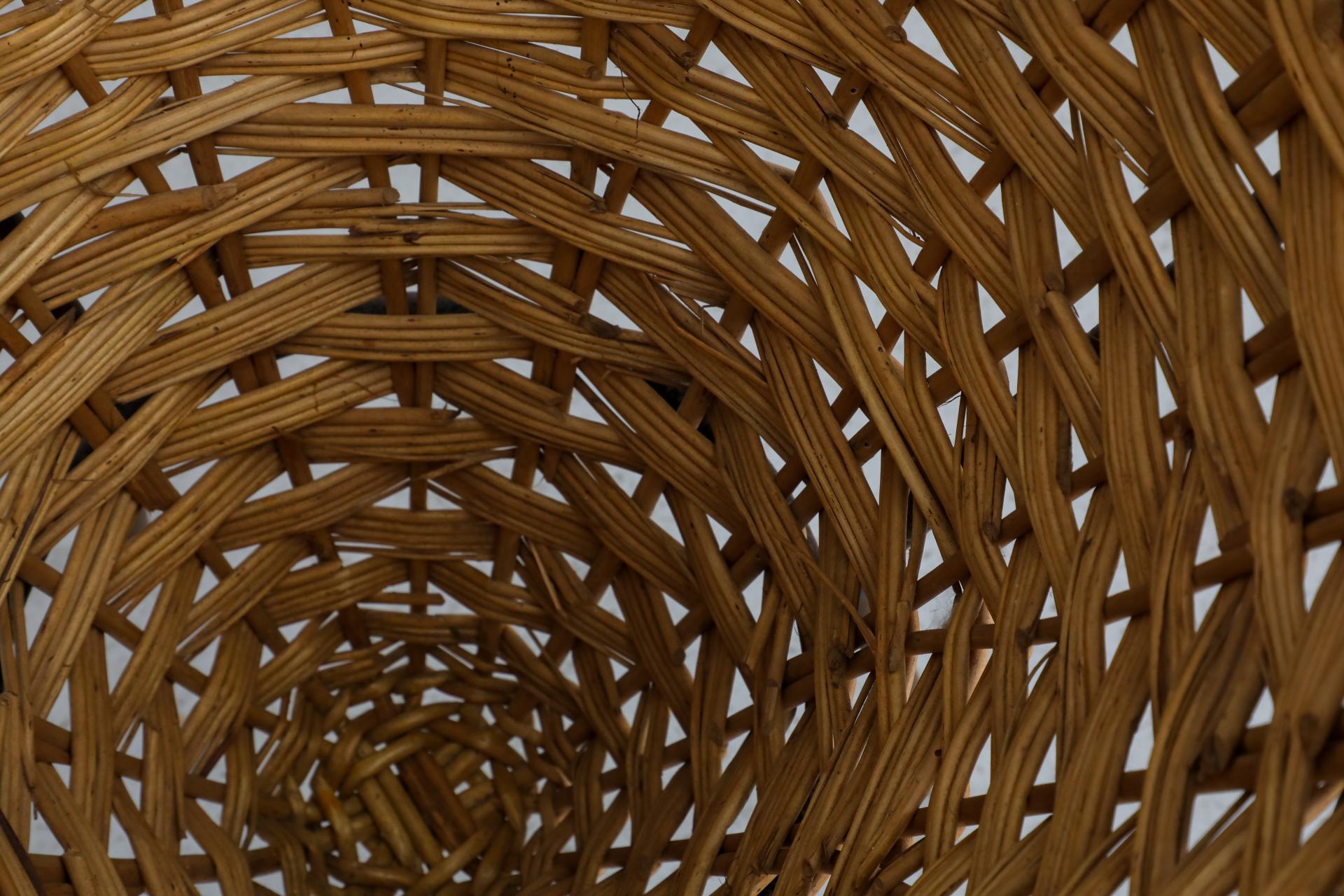 Cestino in rattan intrecciato di metà secolo con base a treppiede in filo metallico smaltato nero in vendita 9