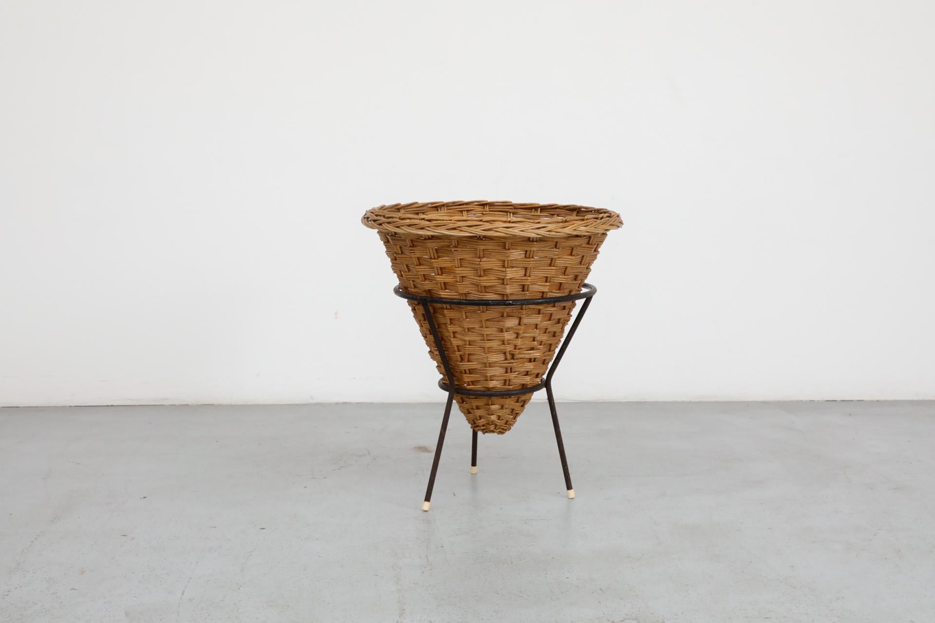 Olandese Cestino in rattan intrecciato di metà secolo con base a treppiede in filo metallico smaltato nero in vendita
