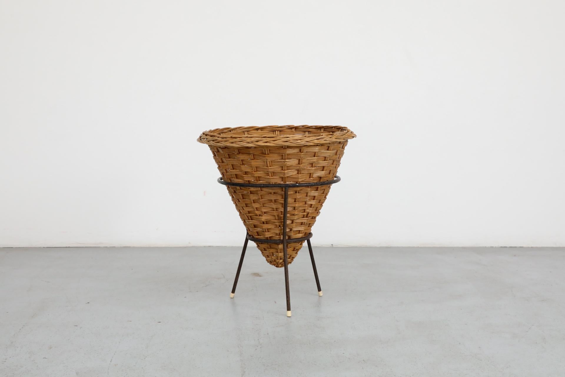 Cestino in rattan intrecciato di metà secolo con base a treppiede in filo metallico smaltato nero In condizioni buone in vendita a Los Angeles, CA